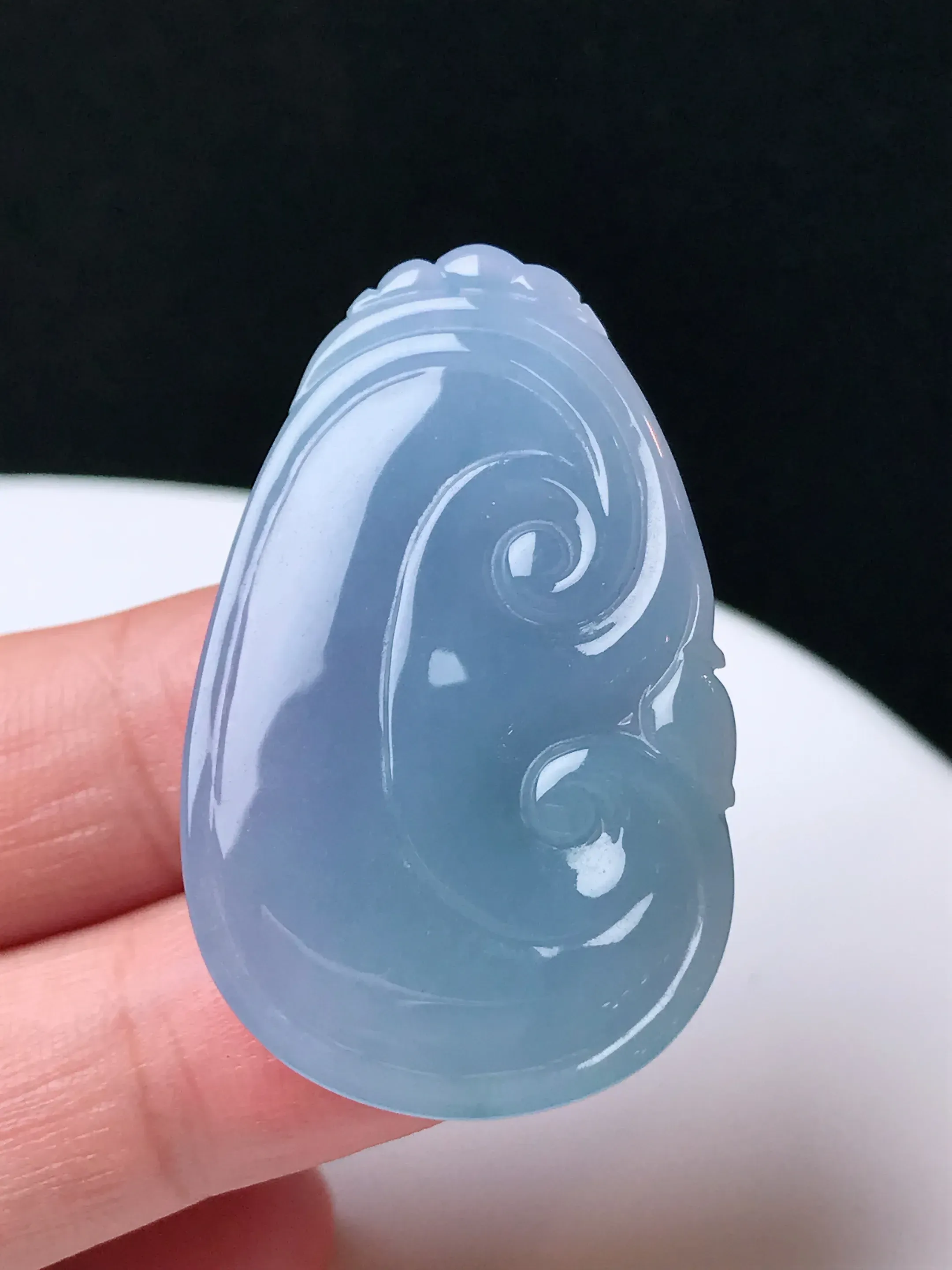 严选推荐万事如意，老坑冰糯种蓝紫翡翠如意挂件，品相佳，佩戴效果出众，尽显气质。种水上乘，晶莹剔透，起强玻璃光泽。高性价比，高收藏价值，值得入手。裸石尺寸约39.9-24.6-5.3毫米