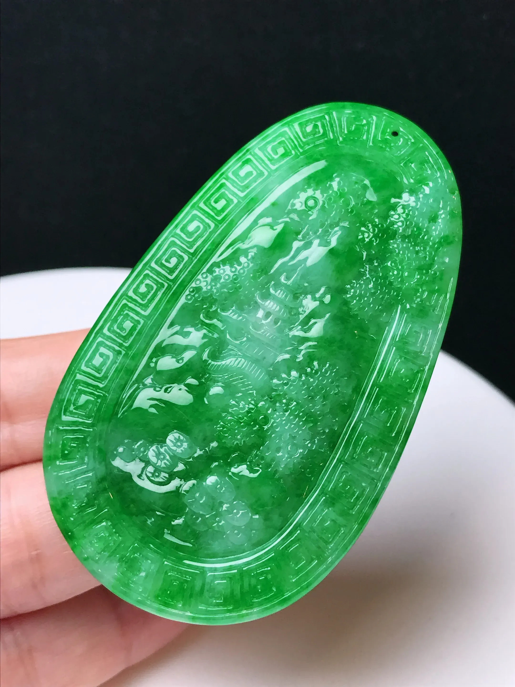 严选推荐山水牌，老坑糯种满色山水挂件，种水很好，冰感十足，冰透水润，荧光强烈，莹润通透，起强玻璃光泽。品相佳，佩戴效果佳。高收藏价值，高性价比，值得入手。裸石尺寸约61.2-36.8-8毫米