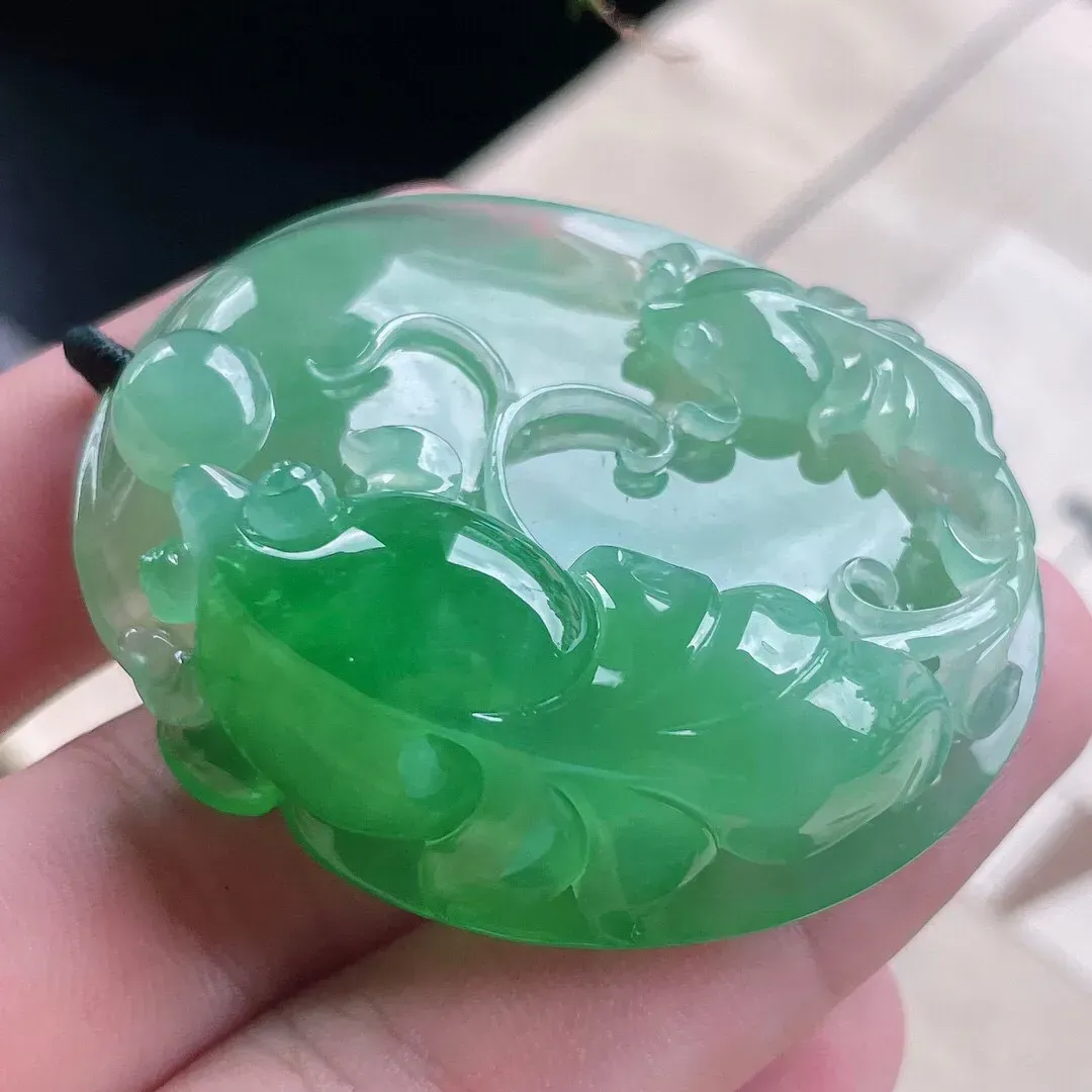 【宝贝】天然翡翠冰润飘绿年年有余挂牌
【尺寸】裸石52*44*18.4（㎜）
【描述】冰糯种，飘绿，玉质温润，颜色迷人，无纹裂
