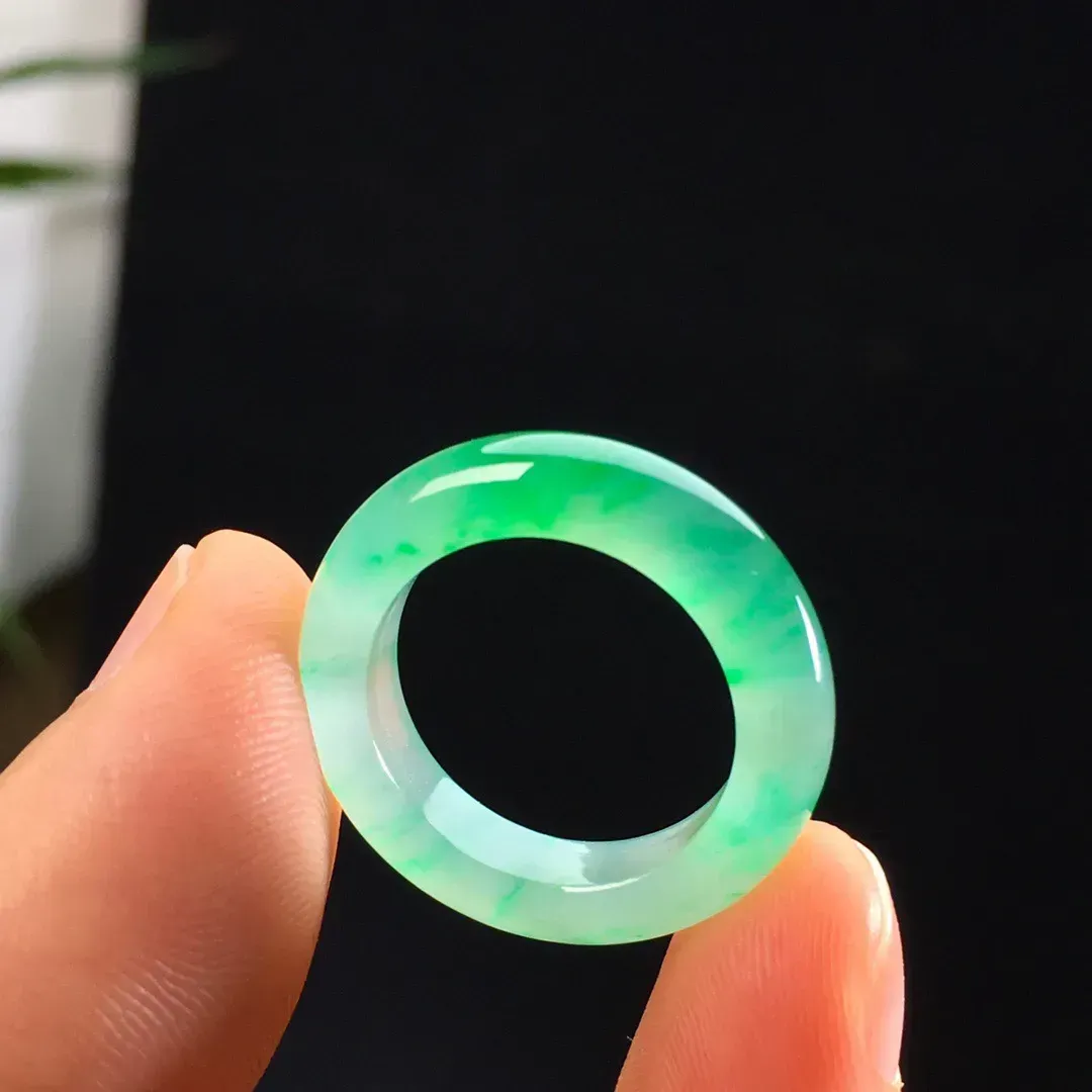 冰种飘绿指环吊坠两用款 尺寸:4.5/3.5    卡尺直径:15.1mm    圈口:9    佩戴漂亮