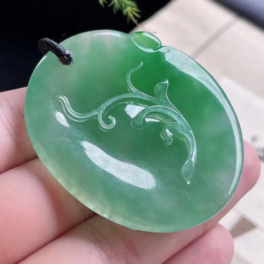 【宝贝】天然翡翠冰润飘绿年年有余挂牌
【尺寸】裸石52*44*18.4（㎜）
【描述】冰糯种，飘绿，玉质温润，颜色迷人，无纹裂