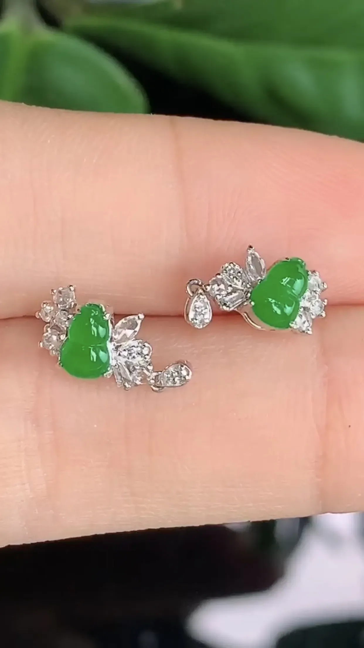 【限时特惠】天然A货翡翠18k金冰润阳绿全胶感葫芦耳钉一对 裸石取一5.5-3mm