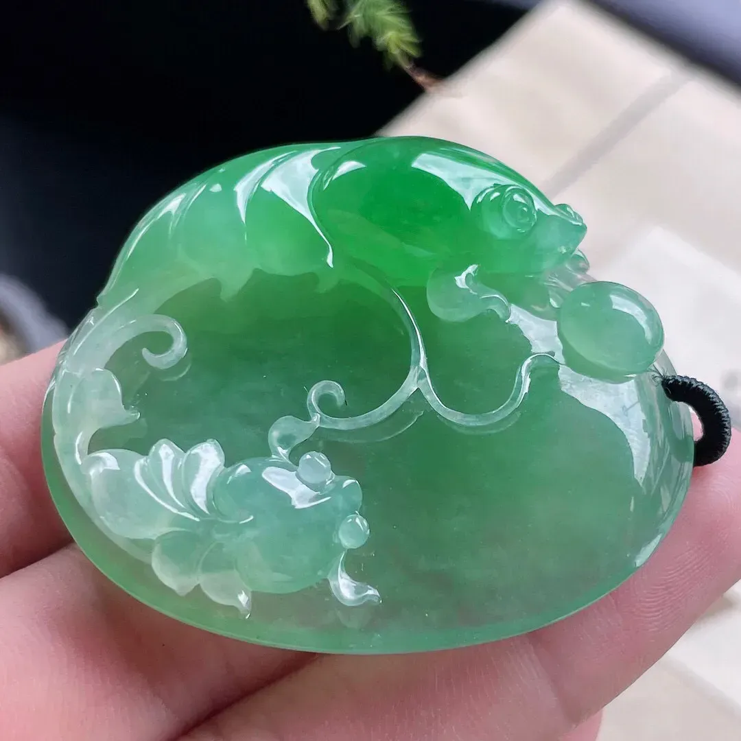 【宝贝】天然翡翠冰润飘绿年年有余挂牌
【尺寸】裸石52*44*18.4（㎜）
【描述】冰糯种，飘绿，玉质温润，颜色迷人，无纹裂