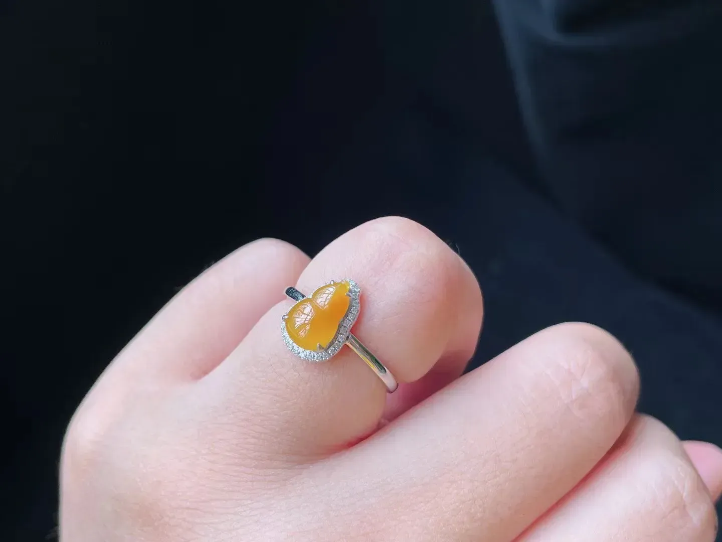 18K冰种冰黄·葫芦戒指
 
尺寸 裸9.1-6.2-2内径17.3