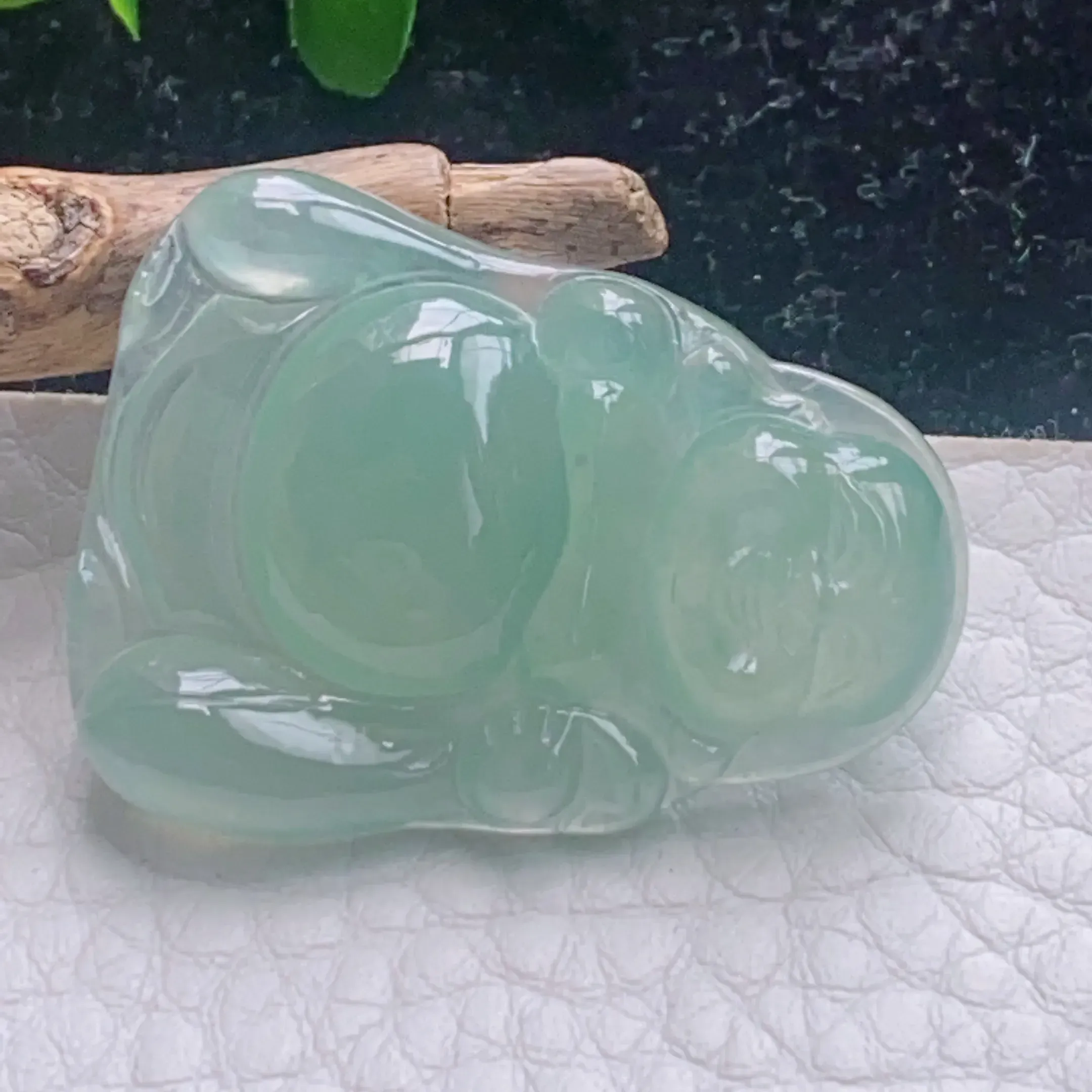 自然光实拍！冰种睛水布袋佛吊坠，站佛，种老水足  色泽均匀，玉质细腻.揭阳工雕工精美，佩戴高雅迷人！zyt 尺寸33*25*5.5mm，未打孔