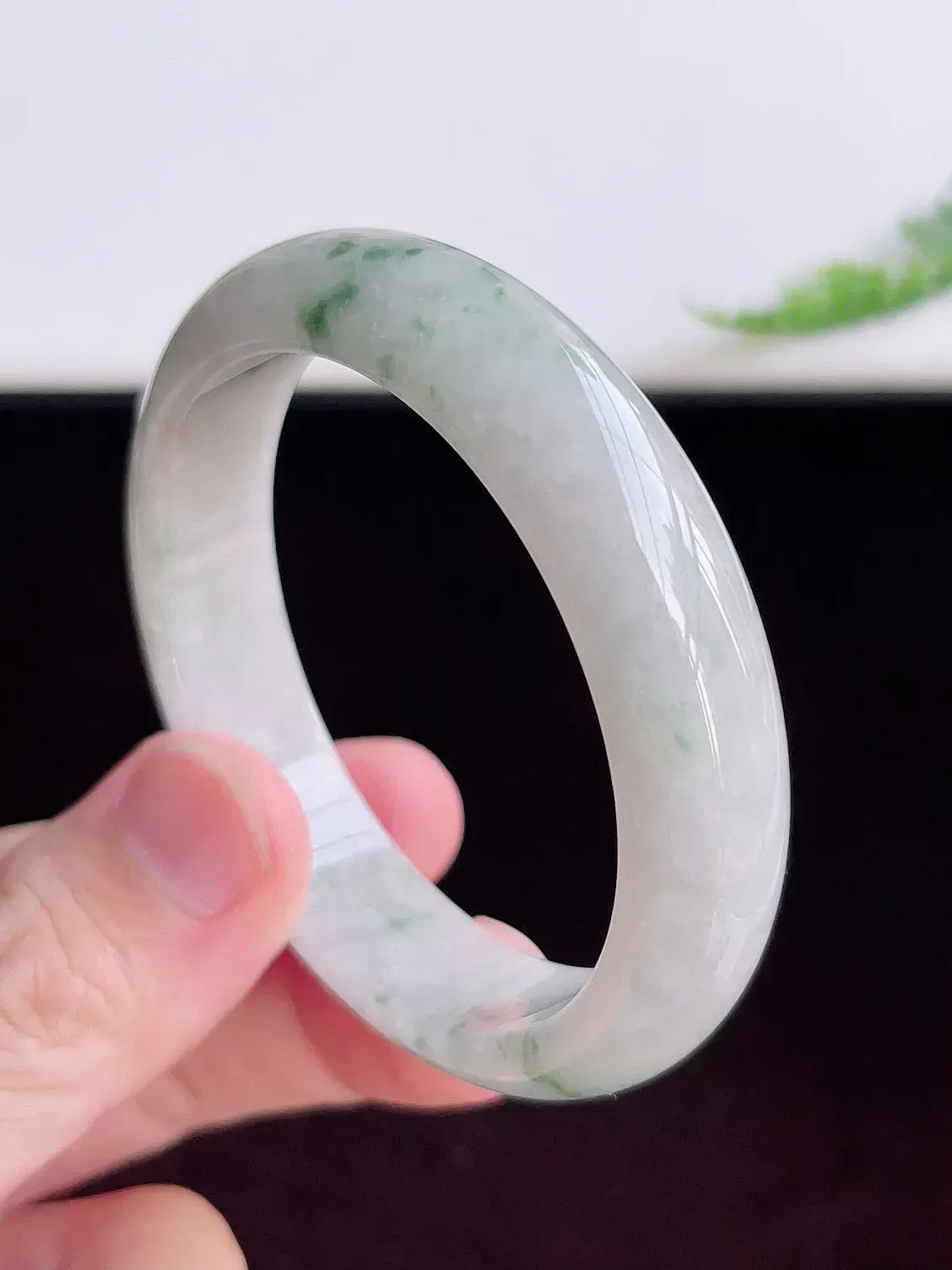 自然光实拍！54mm老坑胶感飘花宽边手镯 种水足 玉质细腻莹润，胶感足 花式飘逸灵动 镯形厚装大气  ，佩戴清秀！W34.21  尺寸:54-13-7.3mm