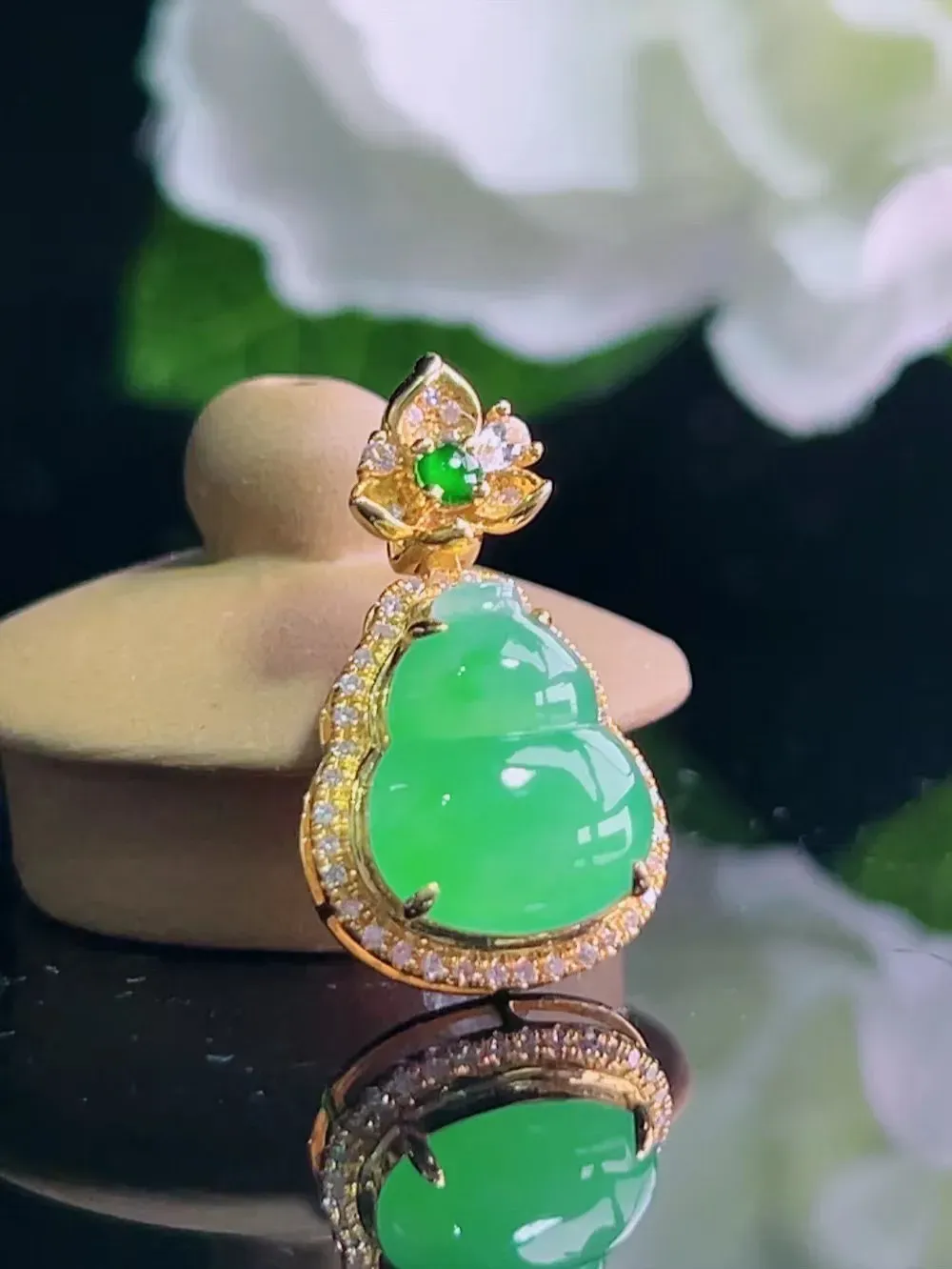 （珍藏精品）缅甸天然A货翡翠，
满绿葫芦吊坠，18K金镶嵌，裸石尺寸 11/9.5/6.8  