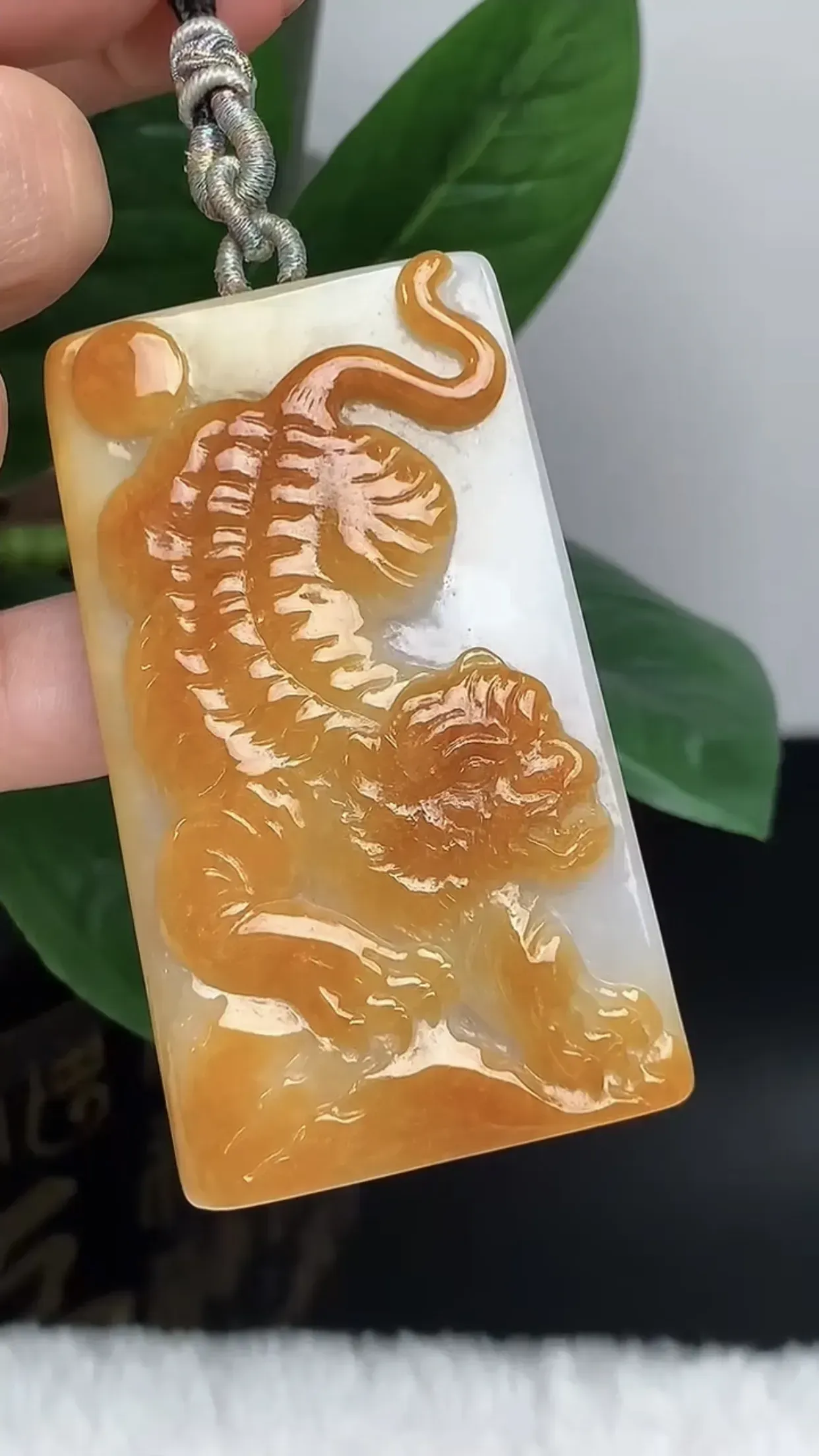 天然A货翡翠 老坑料起胶冰润飘黄翡生肖虎牌吊坠 玉质细腻 色泽鲜艳 种水好 佩带效果佳 尺寸：63.4×36.3×9.5mm   y63.94