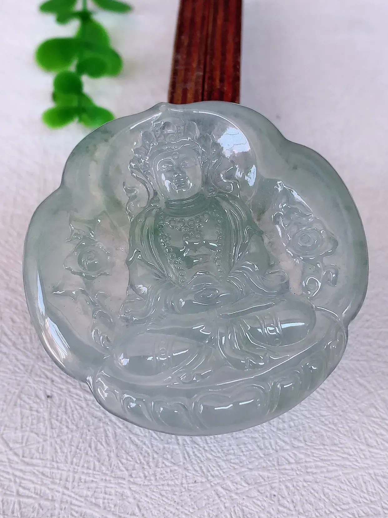 自然光实拍，老坑冰度母观音吊坠，法相庄严，灵华自然，度母是观世音菩萨的化身，度母的造像跟观音一样，是很考验师傅的雕工和底蕴的，头戴宝冠，面容姣好，体态腴美。 呼之欲出的荧光，佩戴效果优雅迷人！性价比超值！#89.20