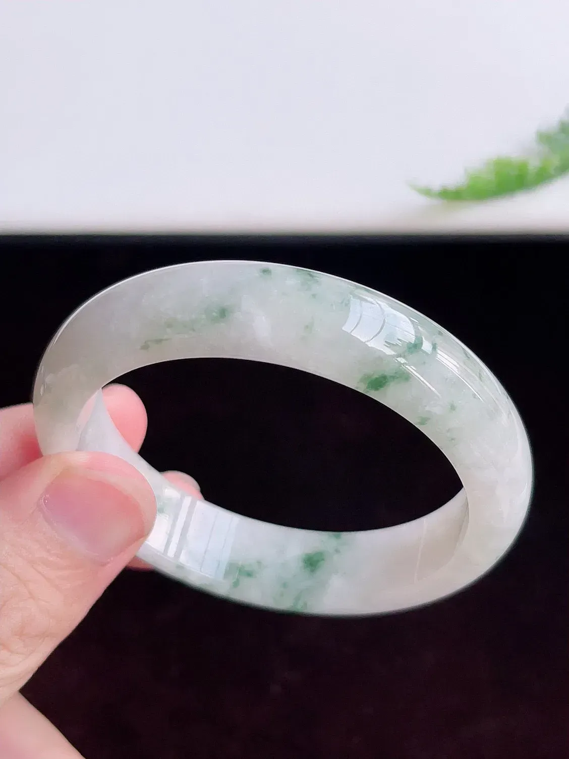 自然光实拍！54mm老坑胶感飘花宽边手镯 种水足 玉质细腻莹润，胶感足 花式飘逸灵动 镯形厚装大气  ，佩戴清秀！W34.21  尺寸:54-13-7.3mm