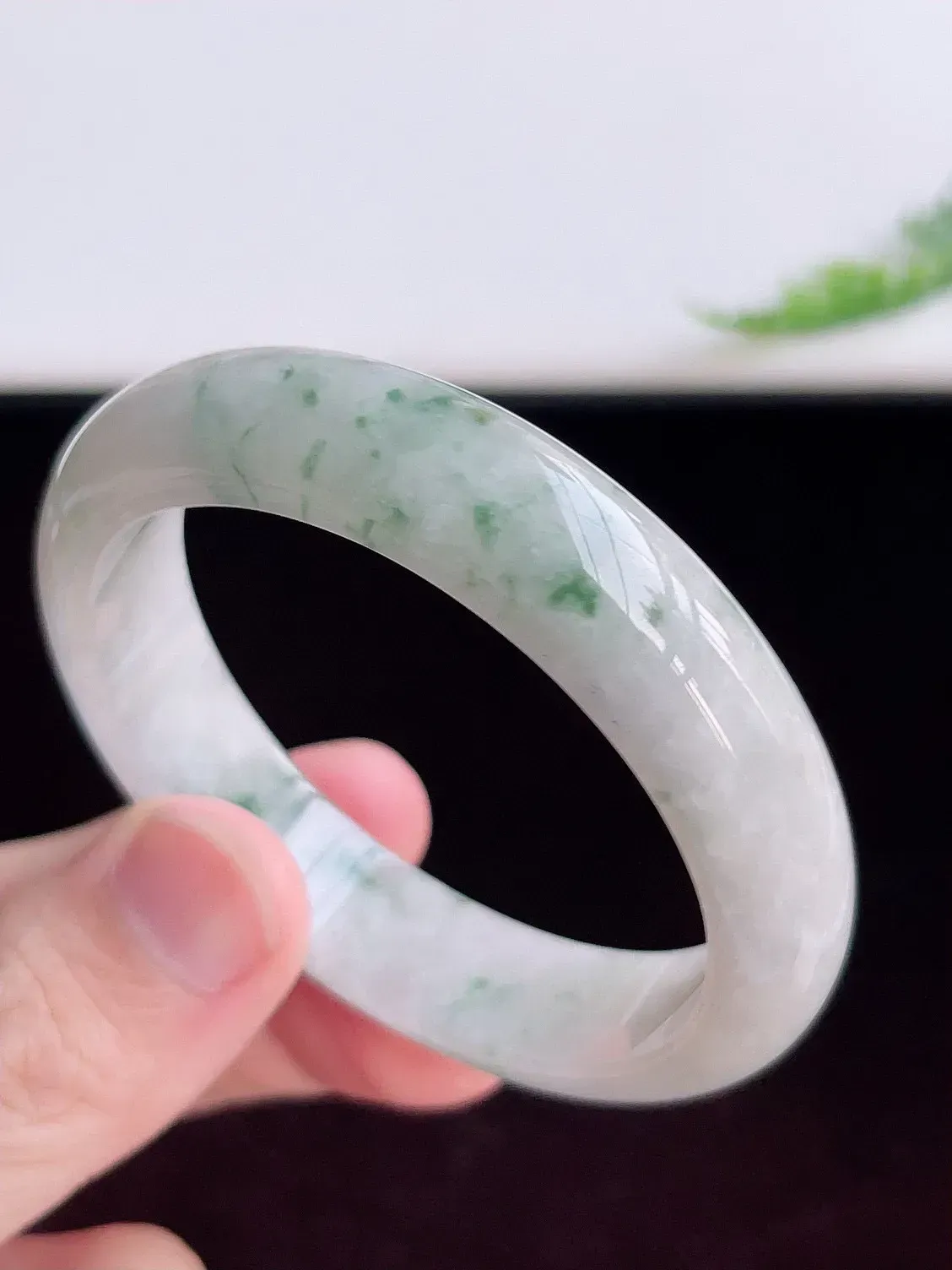 自然光实拍！54mm老坑胶感飘花宽边手镯 种水足 玉质细腻莹润，胶感足 花式飘逸灵动 镯形厚装大气  ，佩戴清秀！W34.21  尺寸:54-13-7.3mm