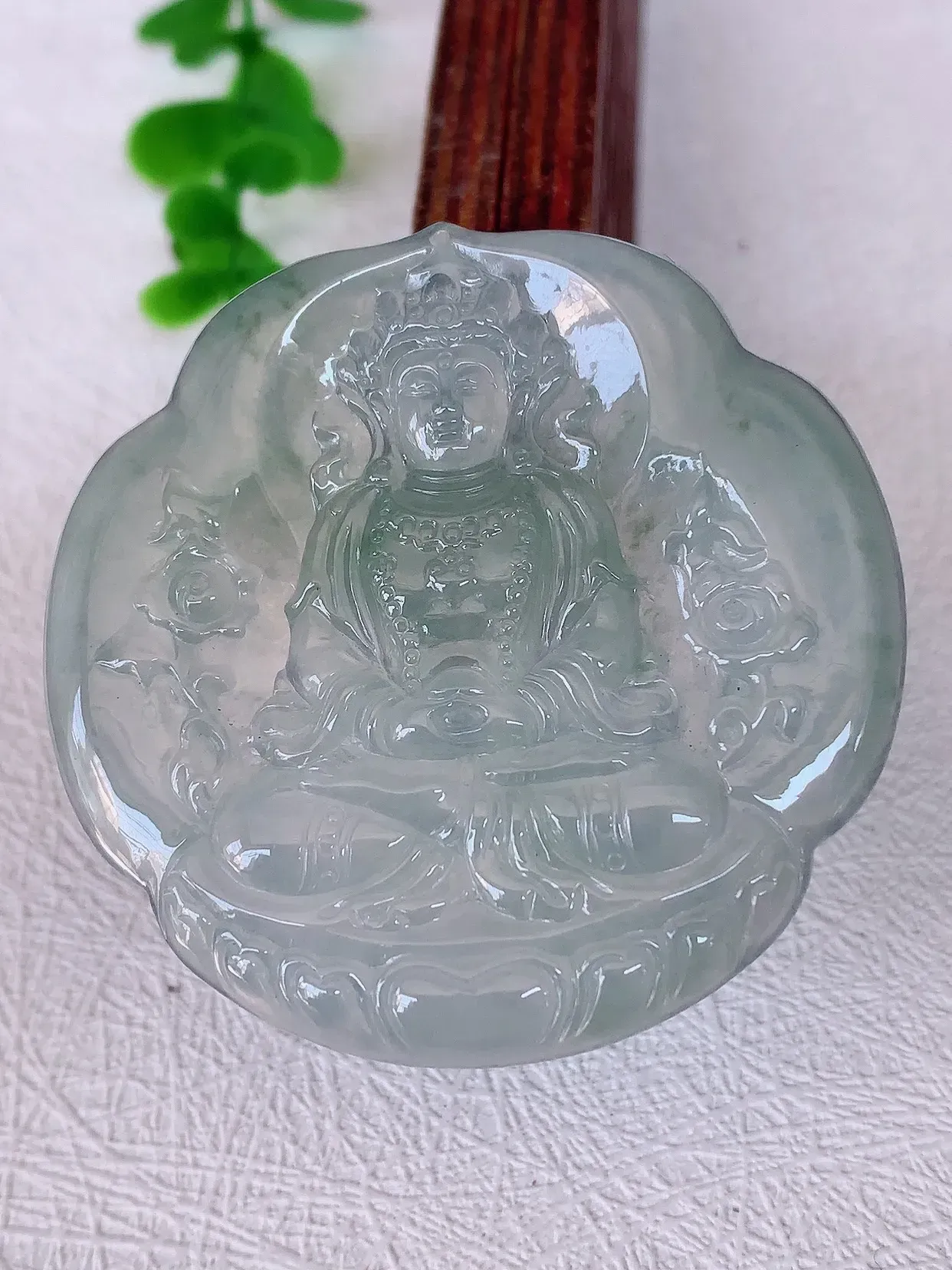 自然光实拍，老坑冰度母观音吊坠，法相庄严，灵华自然，度母是观世音菩萨的化身，度母的造像跟观音一样，是很考验师傅的雕工和底蕴的，头戴宝冠，面容姣好，体态腴美。 呼之欲出的荧光，佩戴效果优雅迷人！性价比超值！#89.20