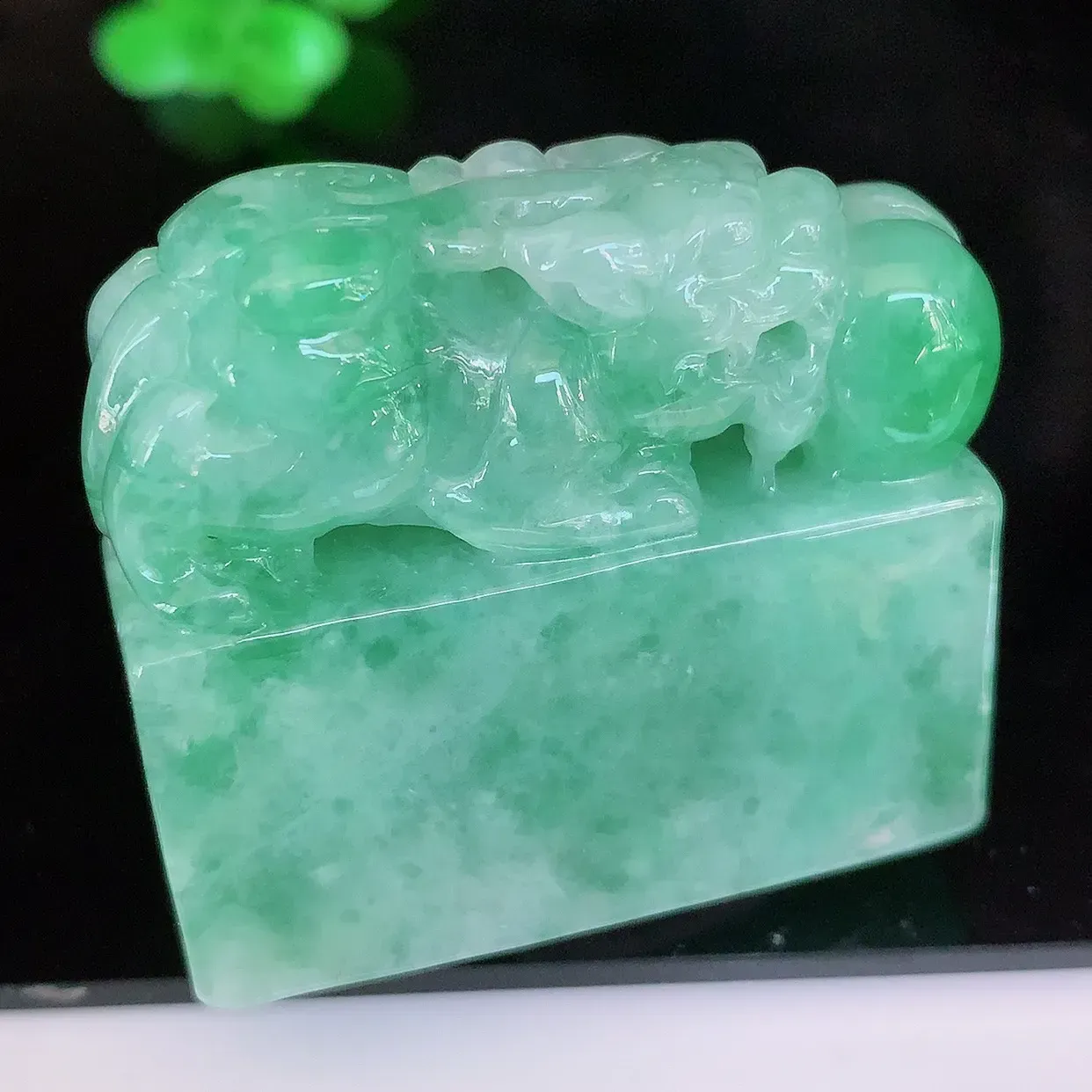 自然光实拍，冰润飘绿翡翠招财貔貅印章，翠色灵动，种老水足，寓意好，品相佳！#04.20