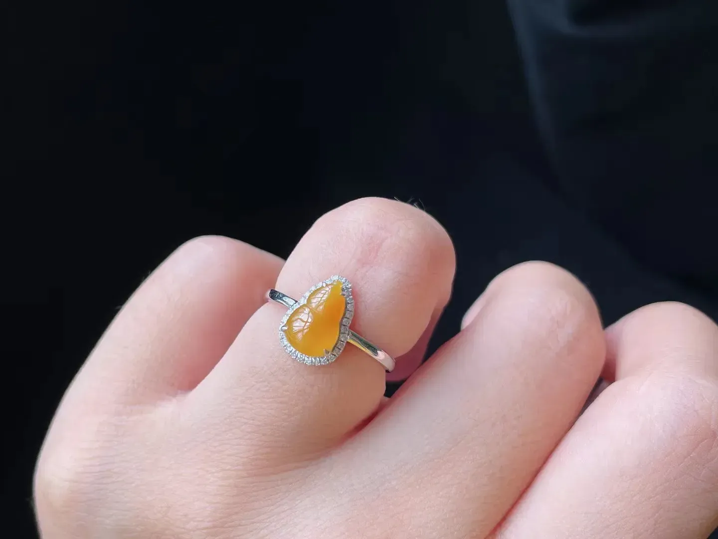 18K冰种冰黄·葫芦戒指
 
尺寸 裸9.1-6.2-2内径17.3