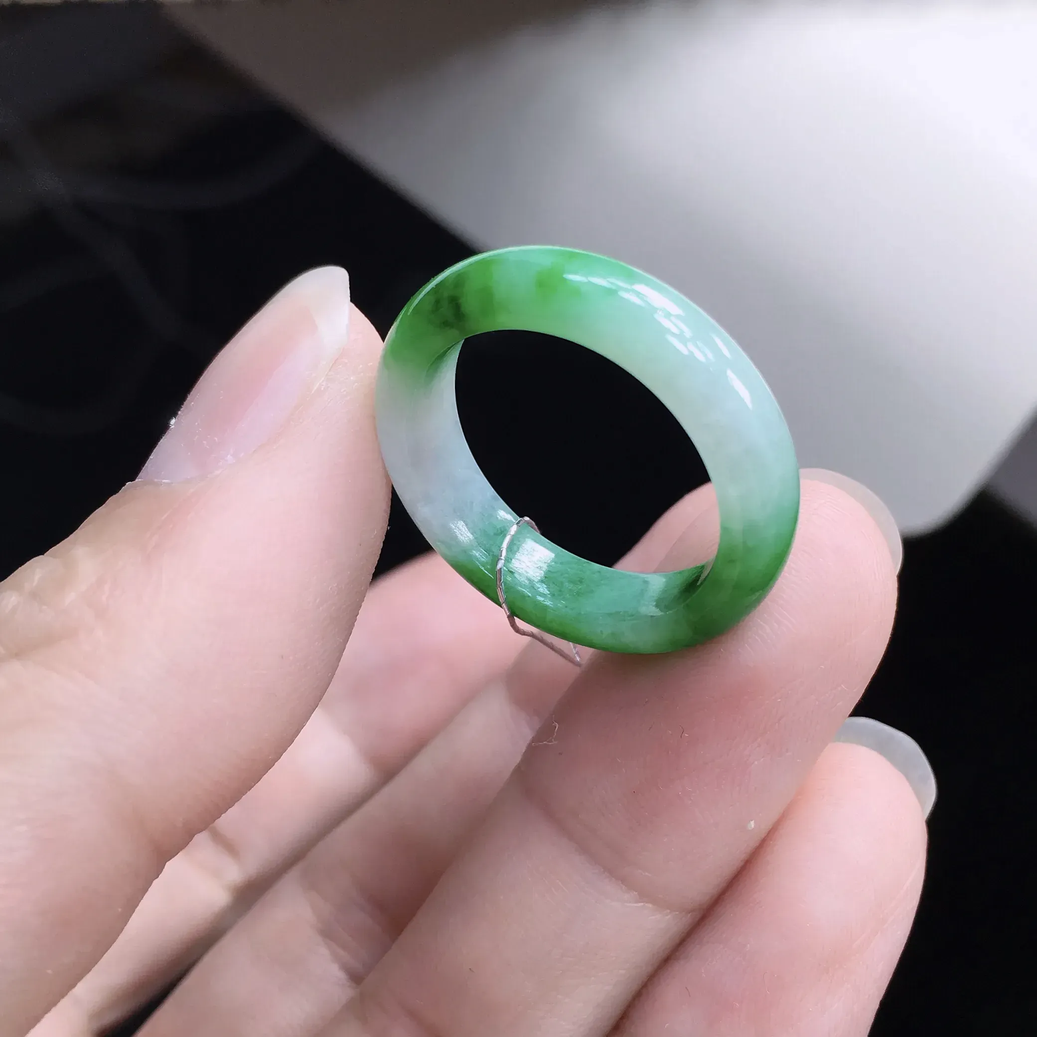 天然A货翡翠 莹润飘阳绿戒指，圈口18.5mm，玉质细腻，色泽漂亮，佩戴效果迷人！尺寸18.5*5.6*3.6mm