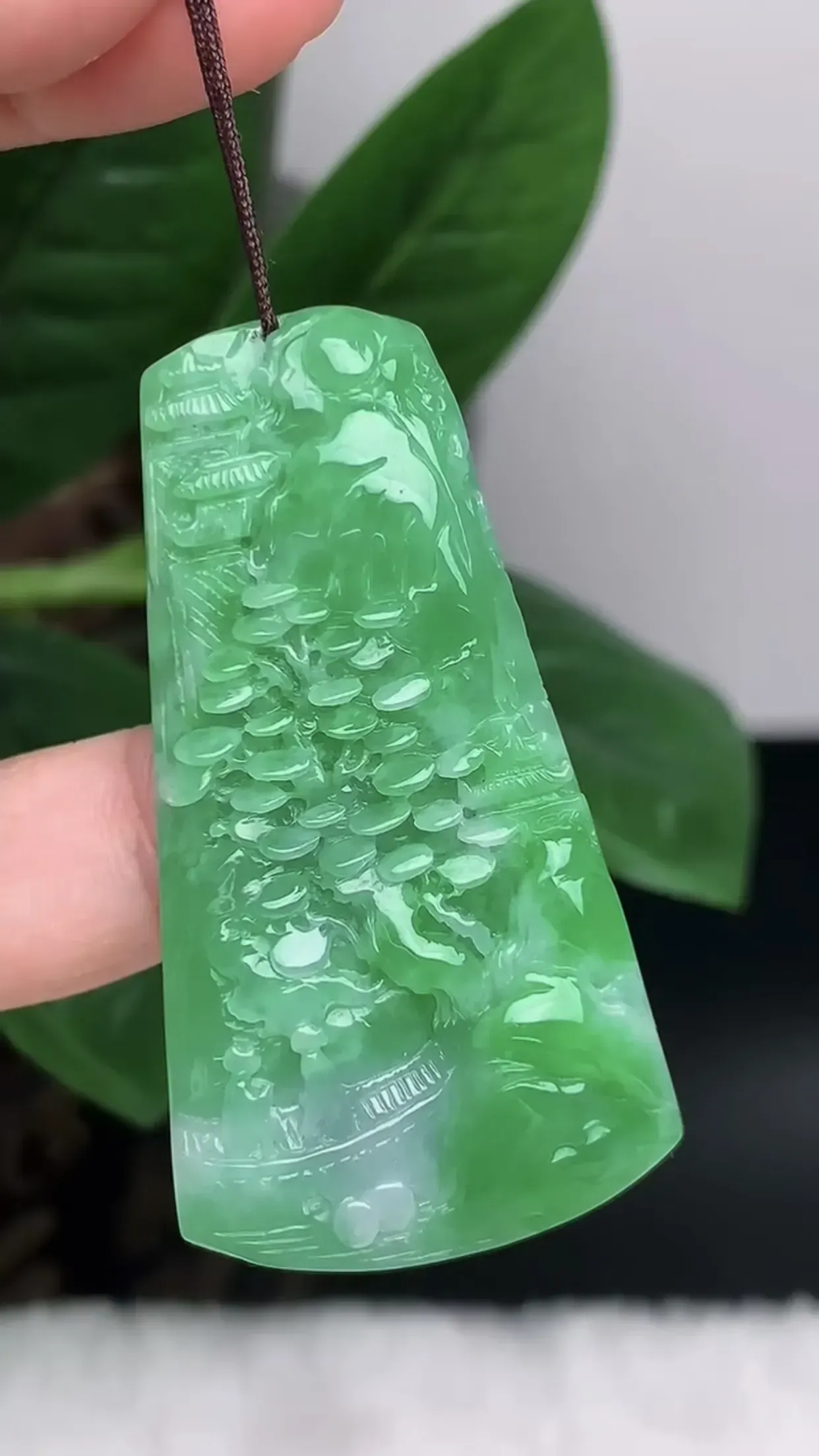天然A货翡翠 老坑料起胶冰润满绿意境山水牌吊坠 玉质细腻 种老水头足 佩带效果佳 尺寸：52.5*27.9*7.3mm   y19.48