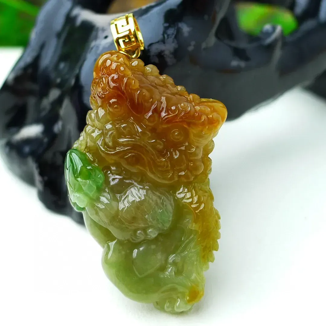 缅甸天然翡翠A货，精美水润，18K金扣镶嵌 双彩黄加绿貔貅吊坠，老坑三彩料子，玉质细腻，形态立体，俏色巧雕，尺寸：42*23*10mm   1292