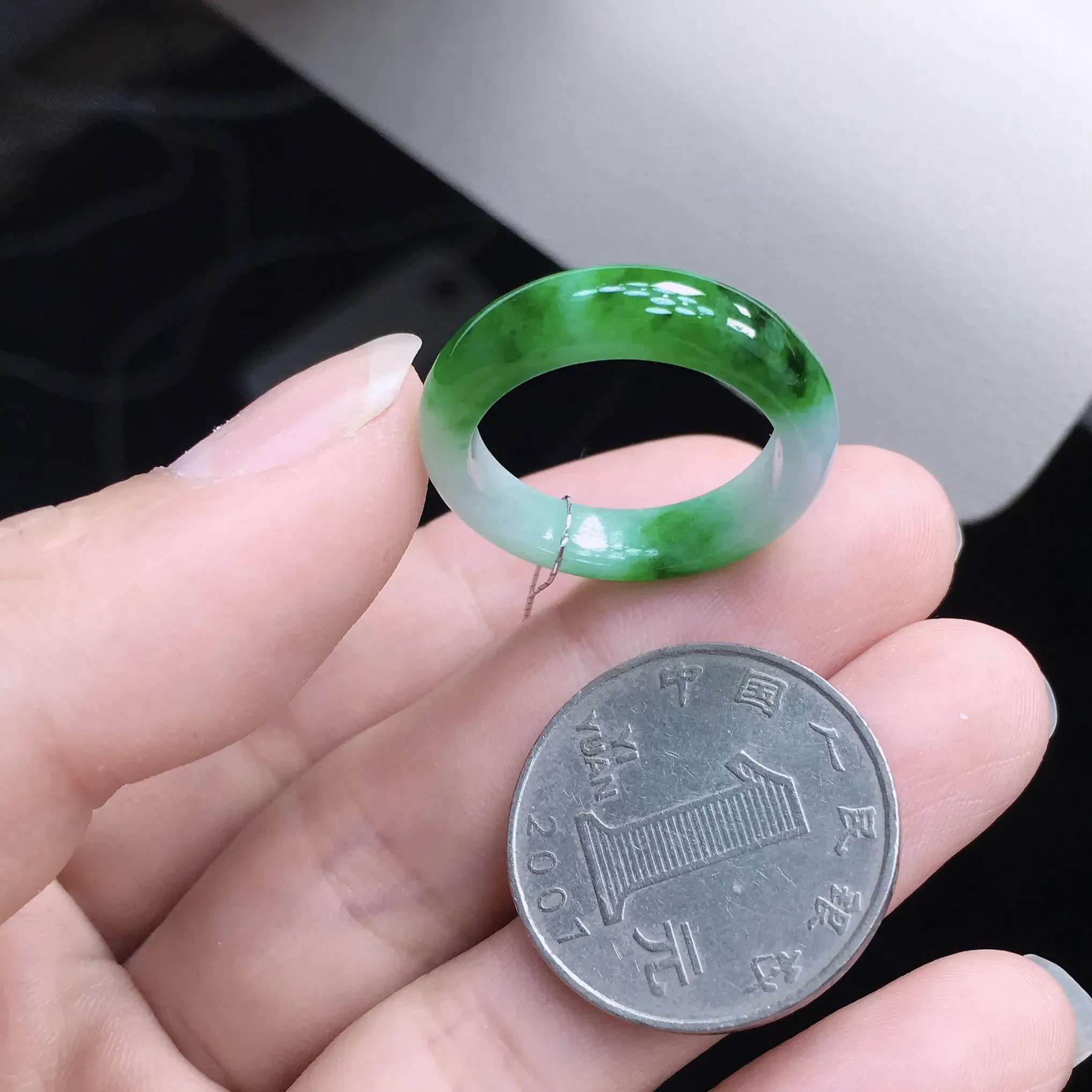 天然A货翡翠 莹润飘阳绿戒指，圈口18.5mm，玉质细腻，色泽漂亮，佩戴效果迷人！尺寸18.5*5.6*3.6mm