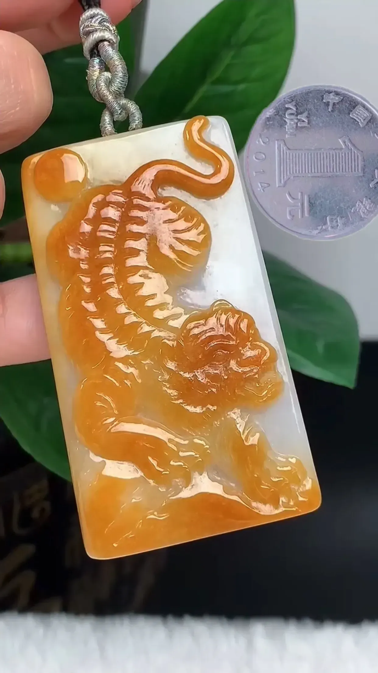 天然A货翡翠 老坑料起胶冰润飘黄翡生肖虎牌吊坠 玉质细腻 色泽鲜艳 种水好 佩带效果佳 尺寸：63.4×36.3×9.5mm   y63.94