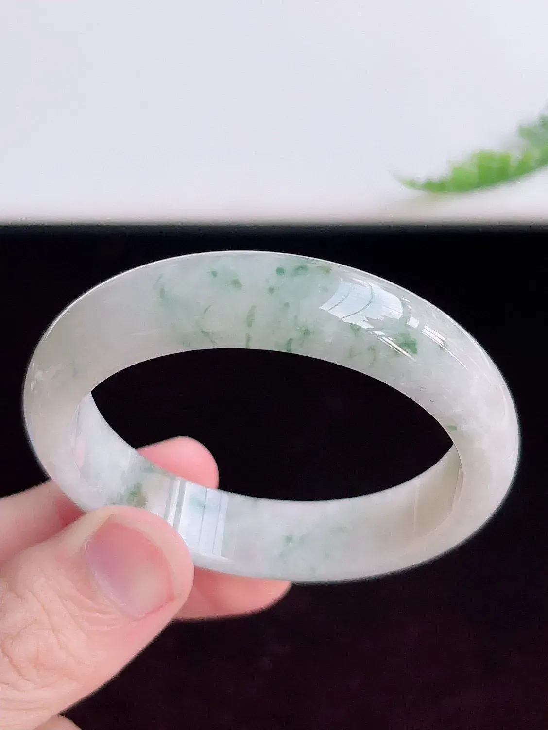自然光实拍！54mm老坑胶感飘花宽边手镯 种水足 玉质细腻莹润，胶感足 花式飘逸灵动 镯形厚装大气  ，佩戴清秀！W34.21  尺寸:54-13-7.3mm