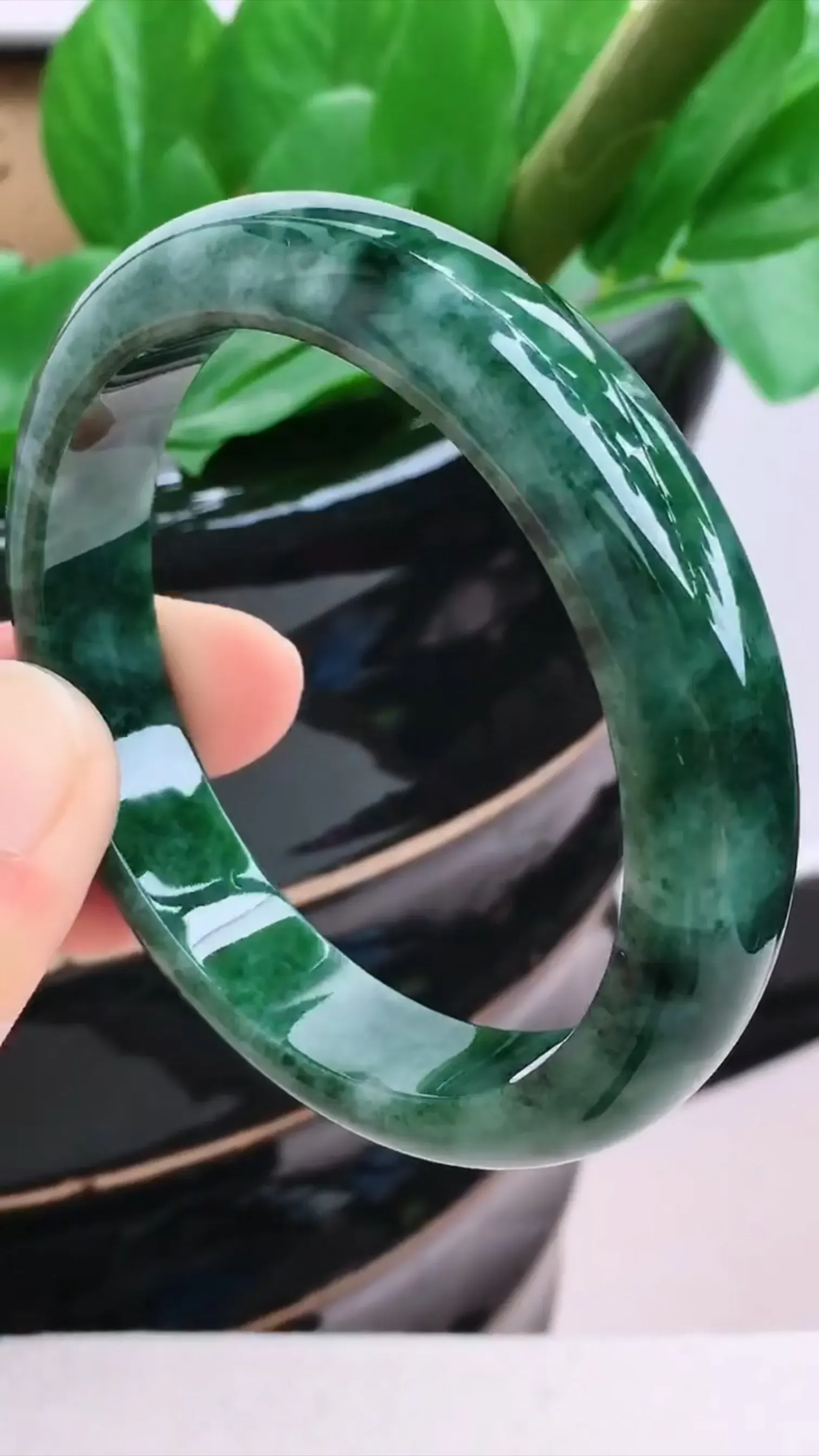 正圈59-60圈口 老坑深绿翡翠手镯 细腻通透，尺寸：59.3×12.7×8.2mm   6166