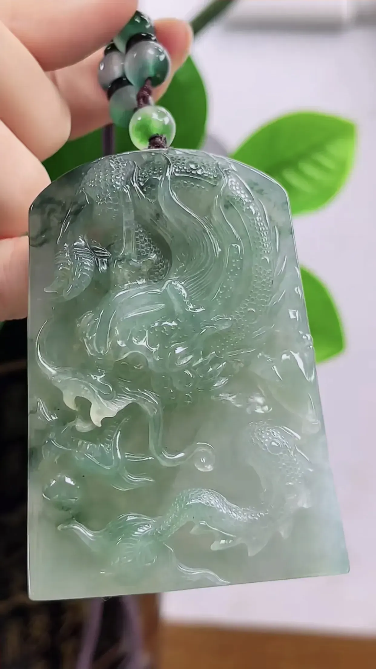 缅甸天然A货翡翠 老坑料起胶冰润霸气龙牌吊坠 精美水润 玉质细腻 色泽鲜艳 种水好  尺寸：72.50.13   y92.21