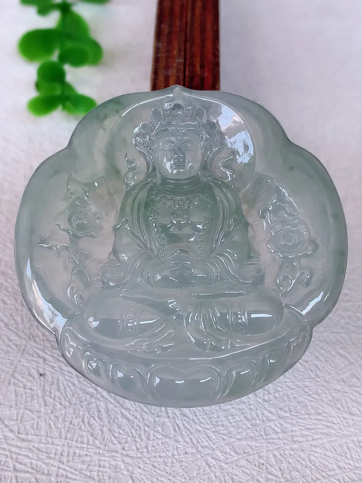 自然光实拍，老坑冰度母观音吊坠，法相庄严，灵华自然，度母是观世音菩萨的化身，度母的造像跟观音一样，是很考验师傅的雕工和底蕴的，头戴宝冠，面容姣好，体态腴美。 呼之欲出的荧光，佩戴效果优雅迷人！性价比超值！#89.20