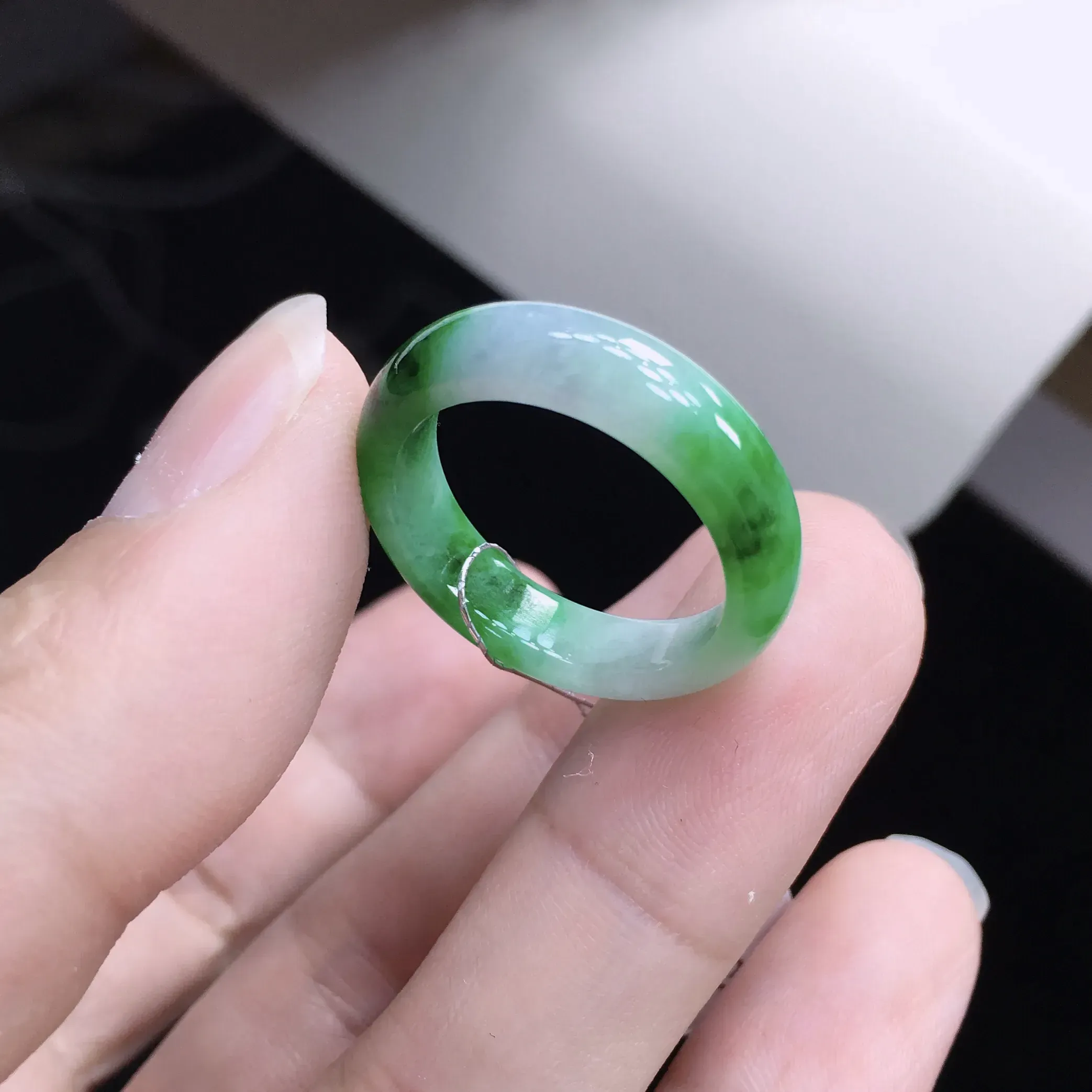 天然A货翡翠 莹润飘阳绿戒指，圈口18.5mm，玉质细腻，色泽漂亮，佩戴效果迷人！尺寸18.5*5.6*3.6mm
