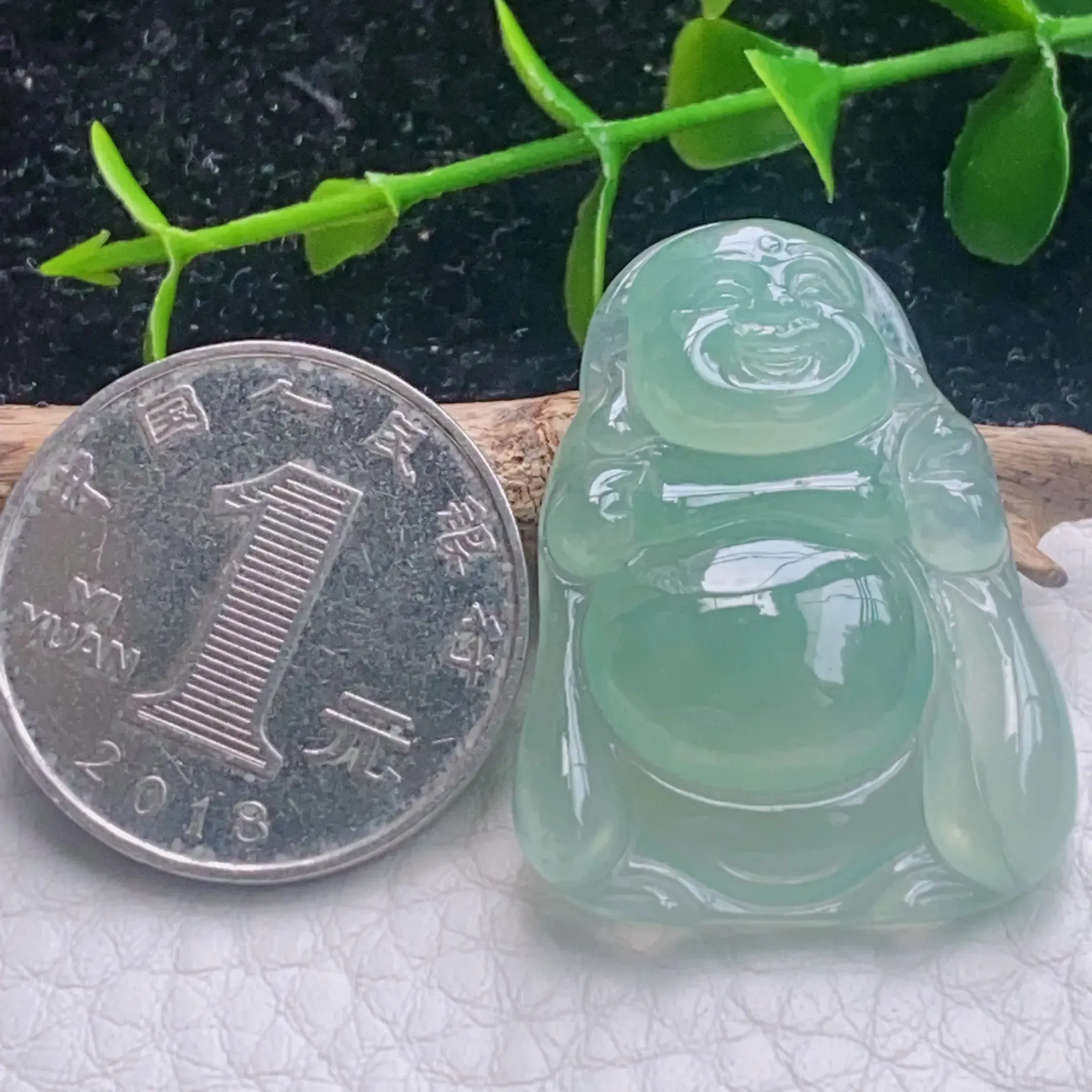 自然光实拍！冰种睛水布袋佛吊坠，站佛，种老水足  色泽均匀，玉质细腻.揭阳工雕工精美，佩戴高雅迷人！zyt 尺寸33*25*5.5mm，未打孔