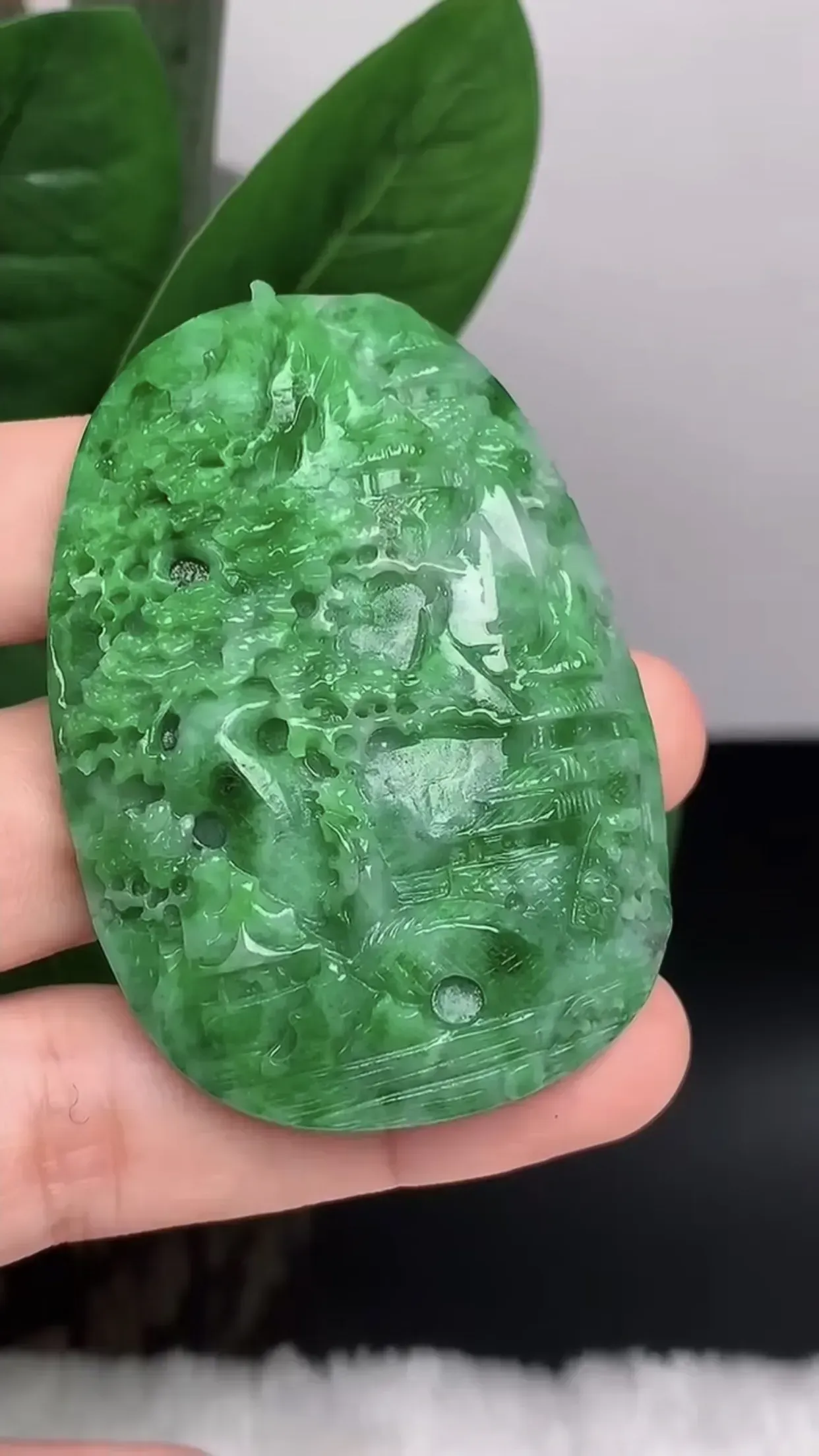 缅甸玉天然A货翡翠 老坑料起胶冰润满绿意境山水牌吊坠 玉质细腻 色泽鲜艳 种老水头足 佩带效果佳 尺寸：62.3×42×12.5mm   y59.94