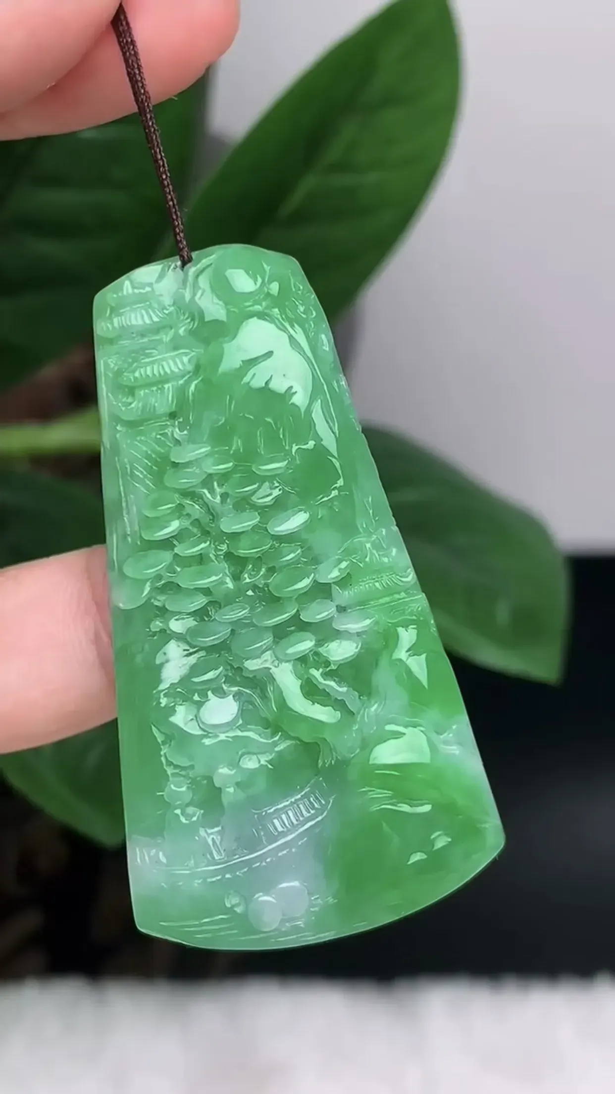 天然A货翡翠 老坑料起胶冰润满绿意境山水牌吊坠 玉质细腻 种老水头足 佩带效果佳 尺寸：52.5*27.9*7.3mm   y19.48