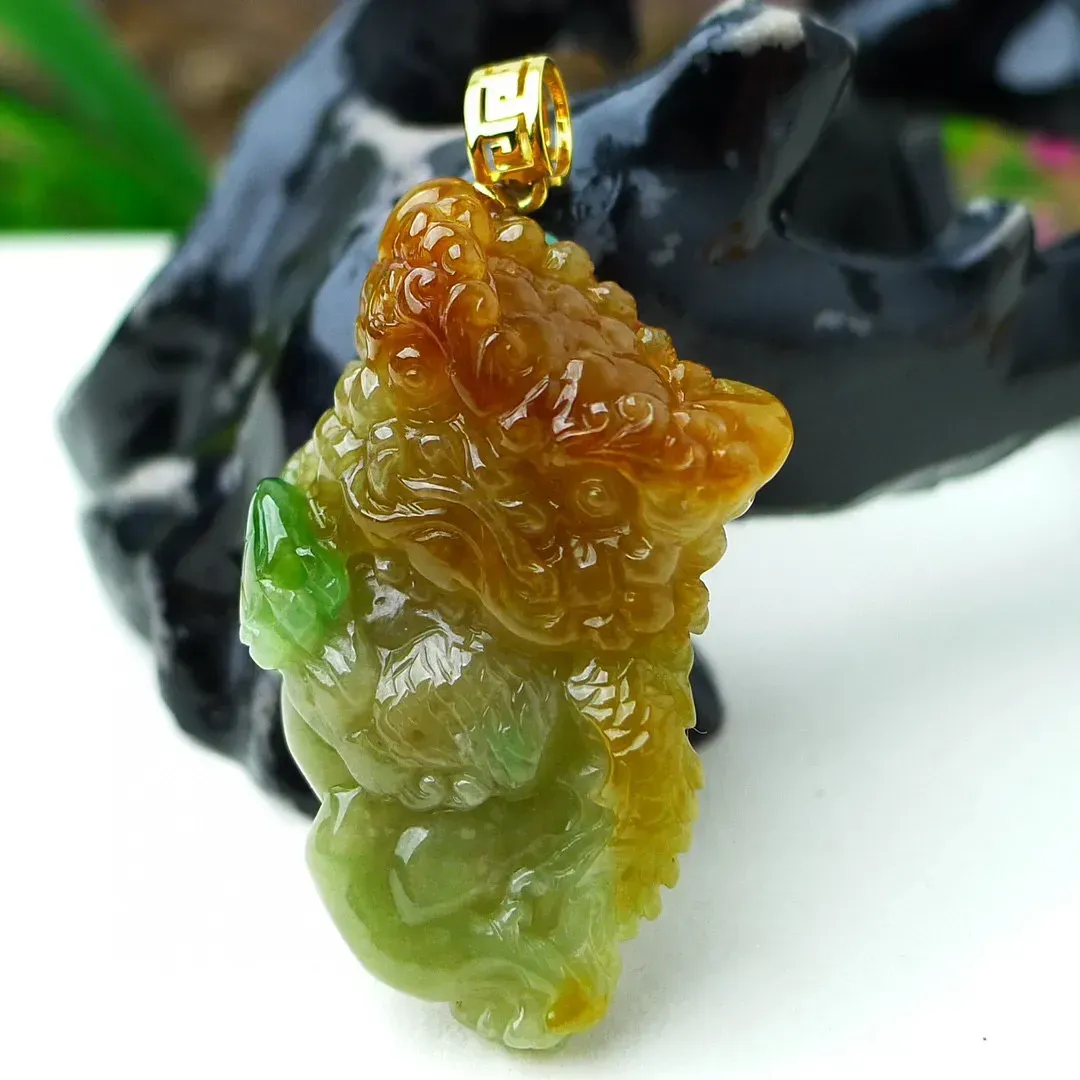 缅甸天然翡翠A货，精美水润，18K金扣镶嵌 双彩黄加绿貔貅吊坠，老坑三彩料子，玉质细腻，形态立体，俏色巧雕，尺寸：42*23*10mm   1292