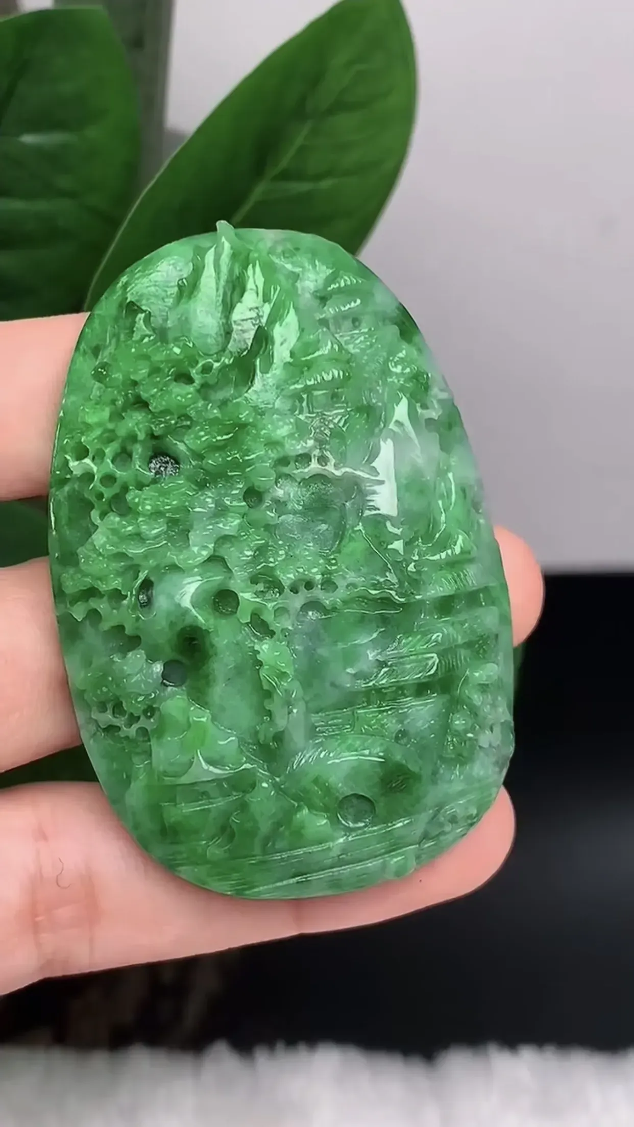 缅甸玉天然A货翡翠 老坑料起胶冰润满绿意境山水牌吊坠 玉质细腻 色泽鲜艳 种老水头足 佩带效果佳 尺寸：62.3×42×12.5mm   y59.94