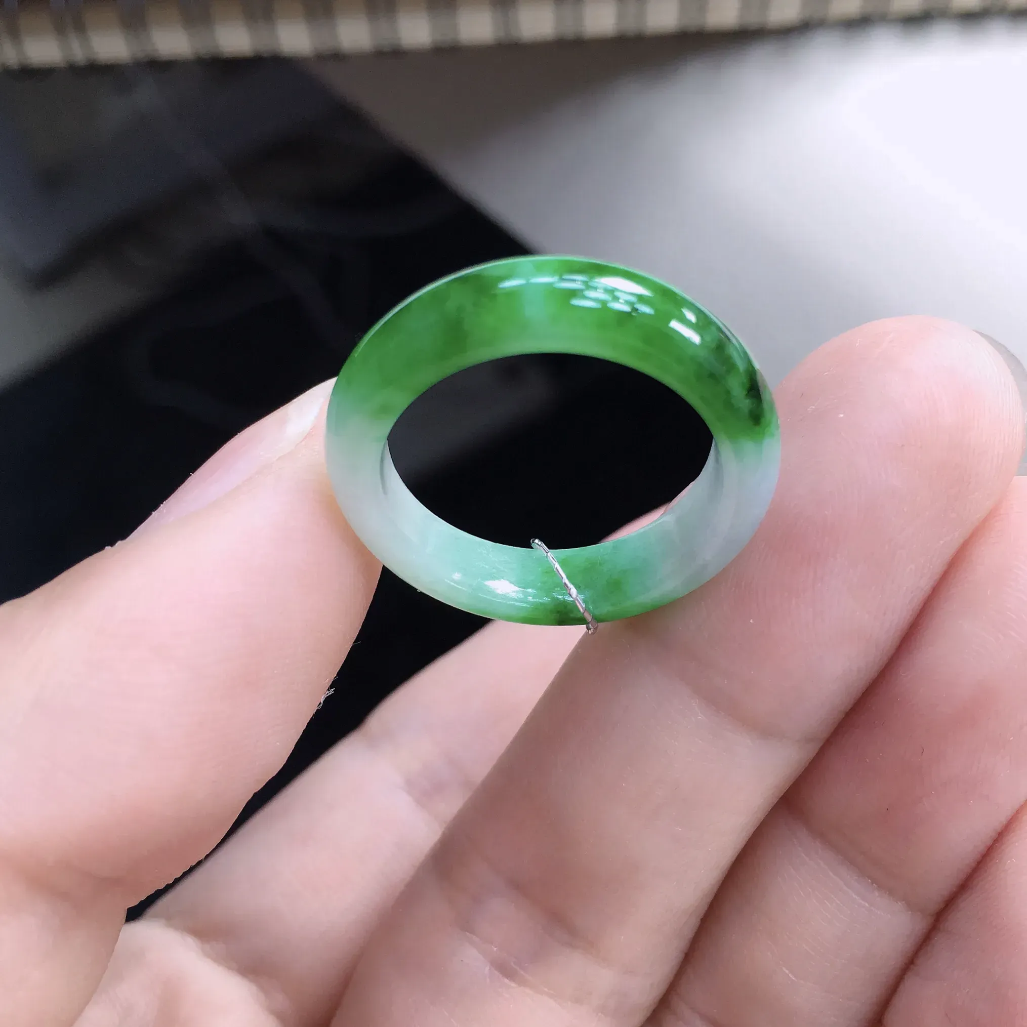 天然A货翡翠 莹润飘阳绿戒指，圈口18.5mm，玉质细腻，色泽漂亮，佩戴效果迷人！尺寸18.5*5.6*3.6mm