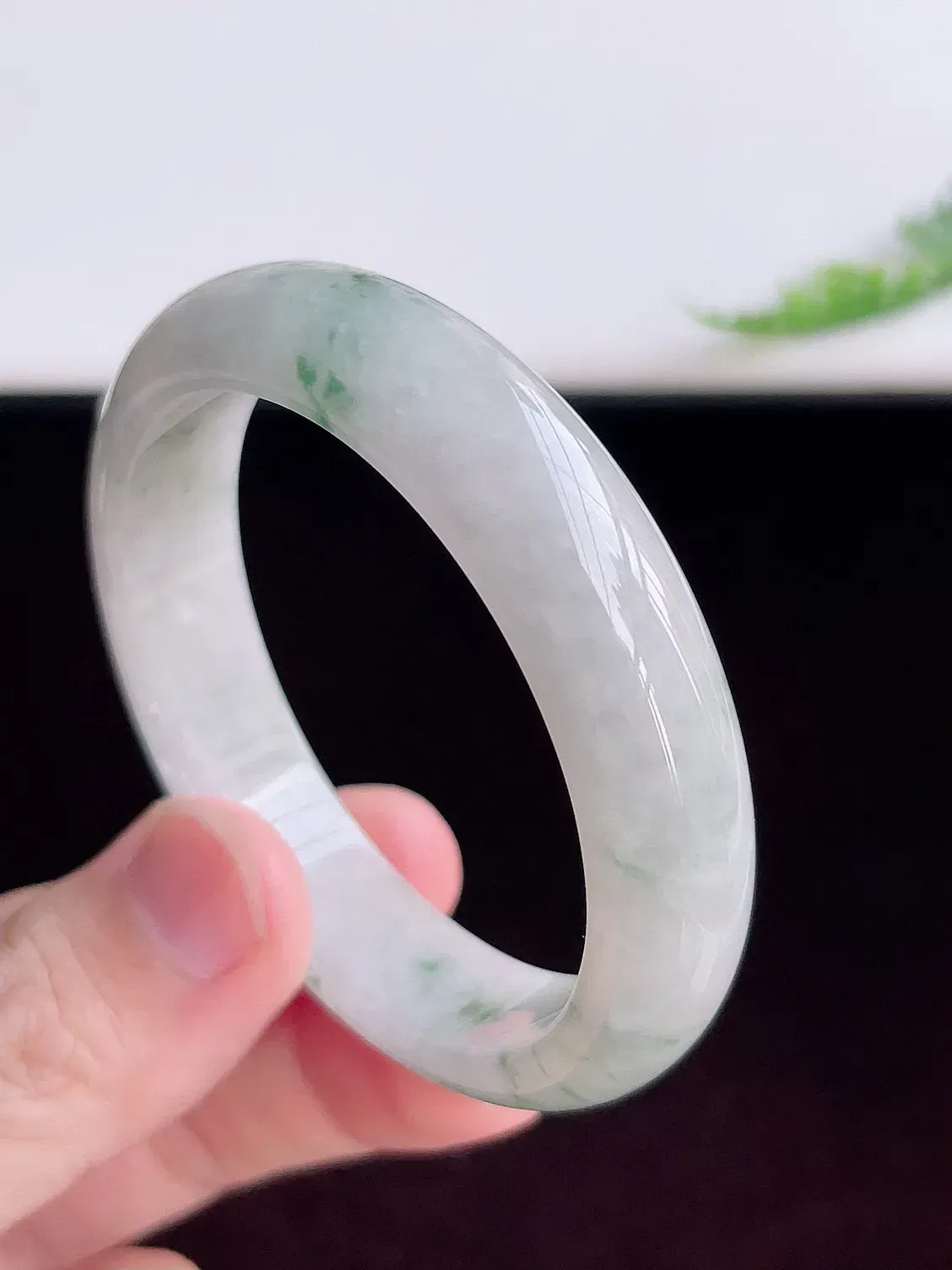 自然光实拍！54mm老坑胶感飘花宽边手镯 种水足 玉质细腻莹润，胶感足 花式飘逸灵动 镯形厚装大气  ，佩戴清秀！W34.21  尺寸:54-13-7.3mm