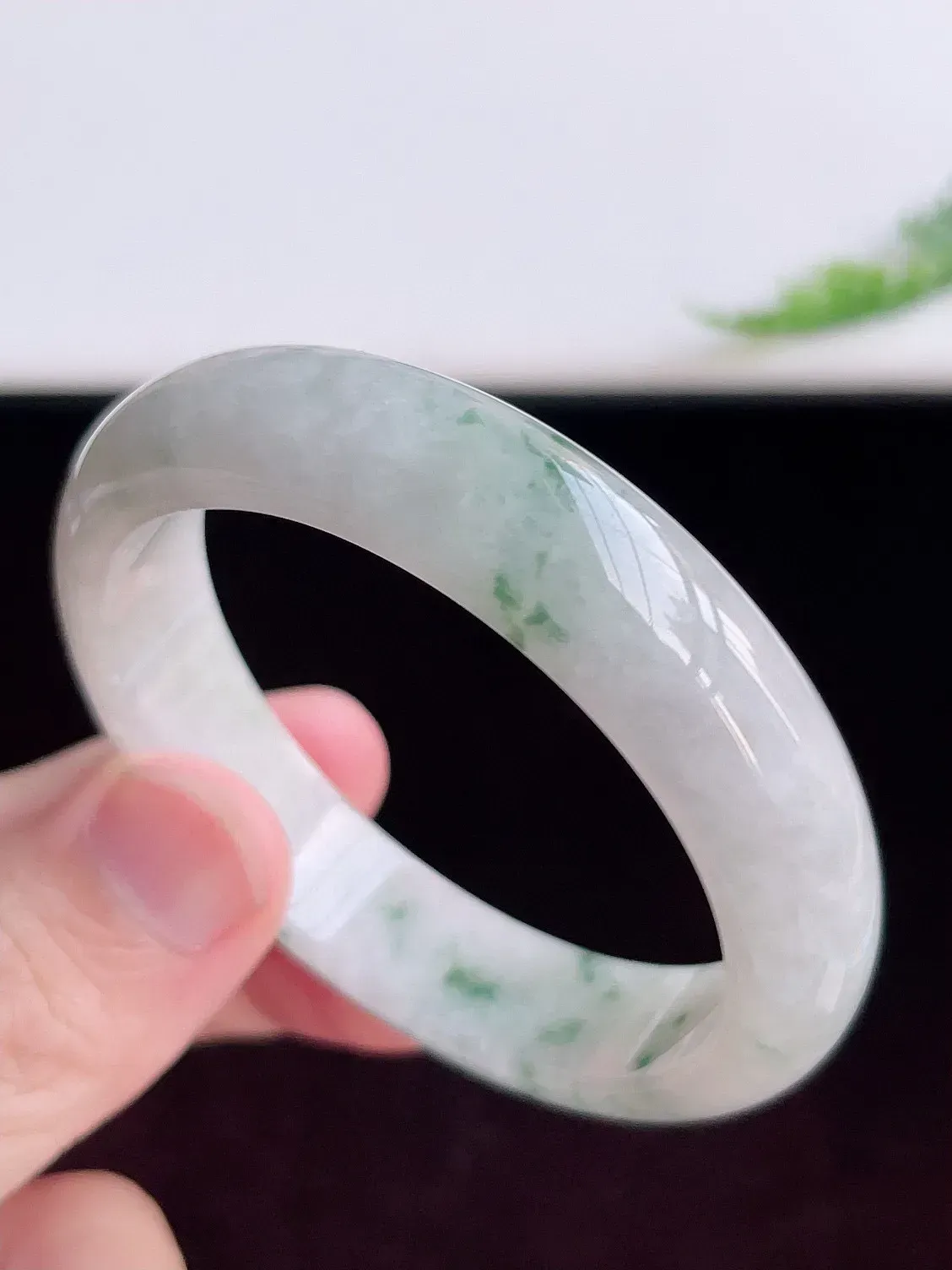 自然光实拍！54mm老坑胶感飘花宽边手镯 种水足 玉质细腻莹润，胶感足 花式飘逸灵动 镯形厚装大气  ，佩戴清秀！W34.21  尺寸:54-13-7.3mm