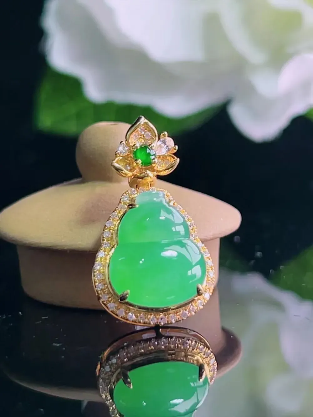 （珍藏精品）缅甸天然A货翡翠，
满绿葫芦吊坠，18K金镶嵌，裸石尺寸 11/9.5/6.8  ，厚度含金，整体尺寸 21/12/6.8
