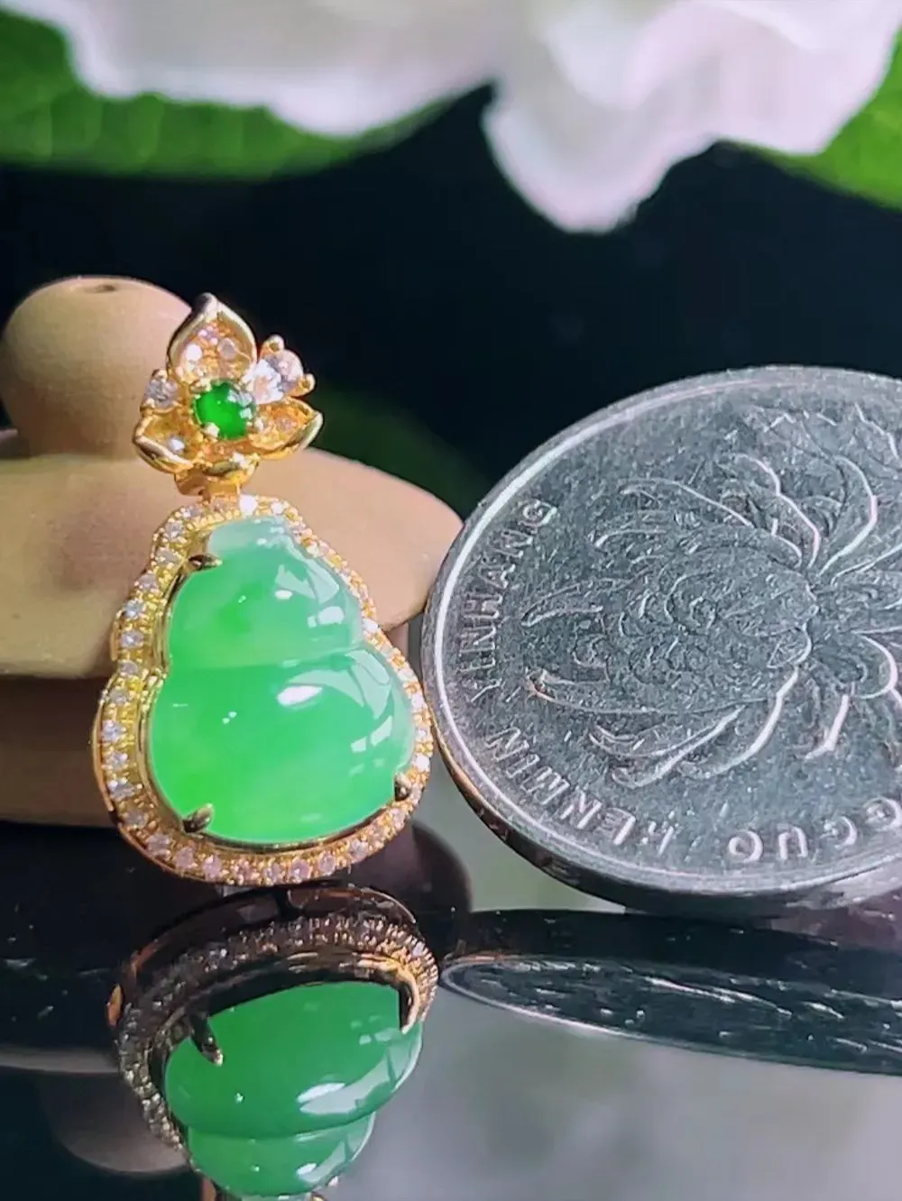 （珍藏精品）缅甸天然A货翡翠，
满绿葫芦吊坠，18K金镶嵌，裸石尺寸 11/9.5/6.8  ，厚度含金，整体尺寸 21/12/6.8