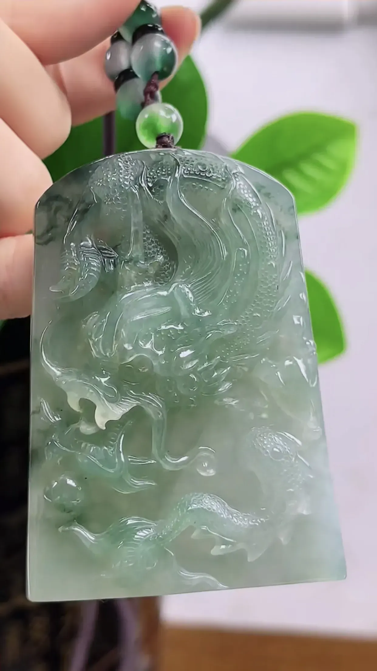 缅甸天然A货翡翠 老坑料起胶冰润霸气龙牌吊坠 精美水润 玉质细腻 色泽鲜艳 种水好  尺寸：72.50.13   y92.21