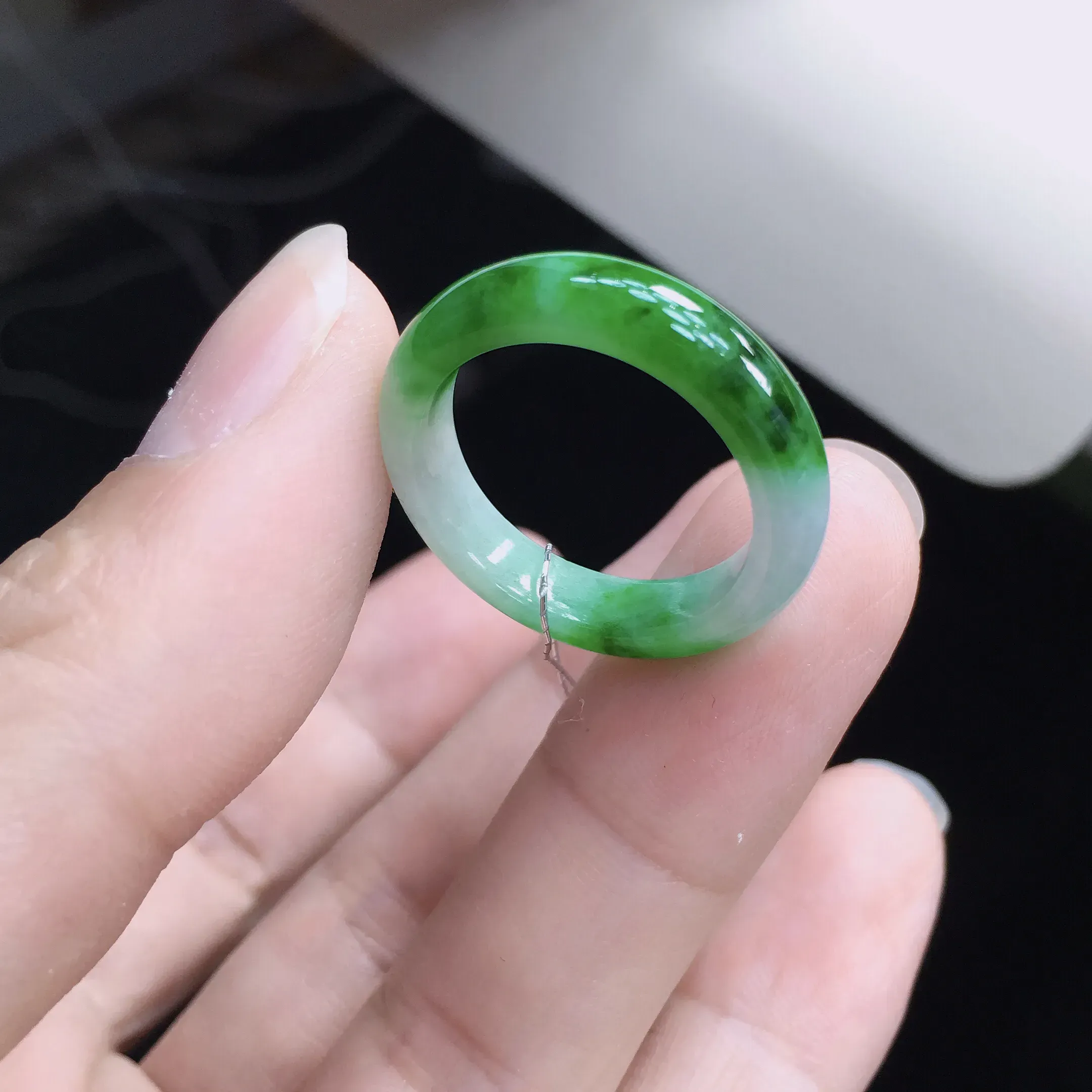天然A货翡翠 莹润飘阳绿戒指，圈口18.5mm，玉质细腻，色泽漂亮，佩戴效果迷人！尺寸18.5*5.6*3.6mm