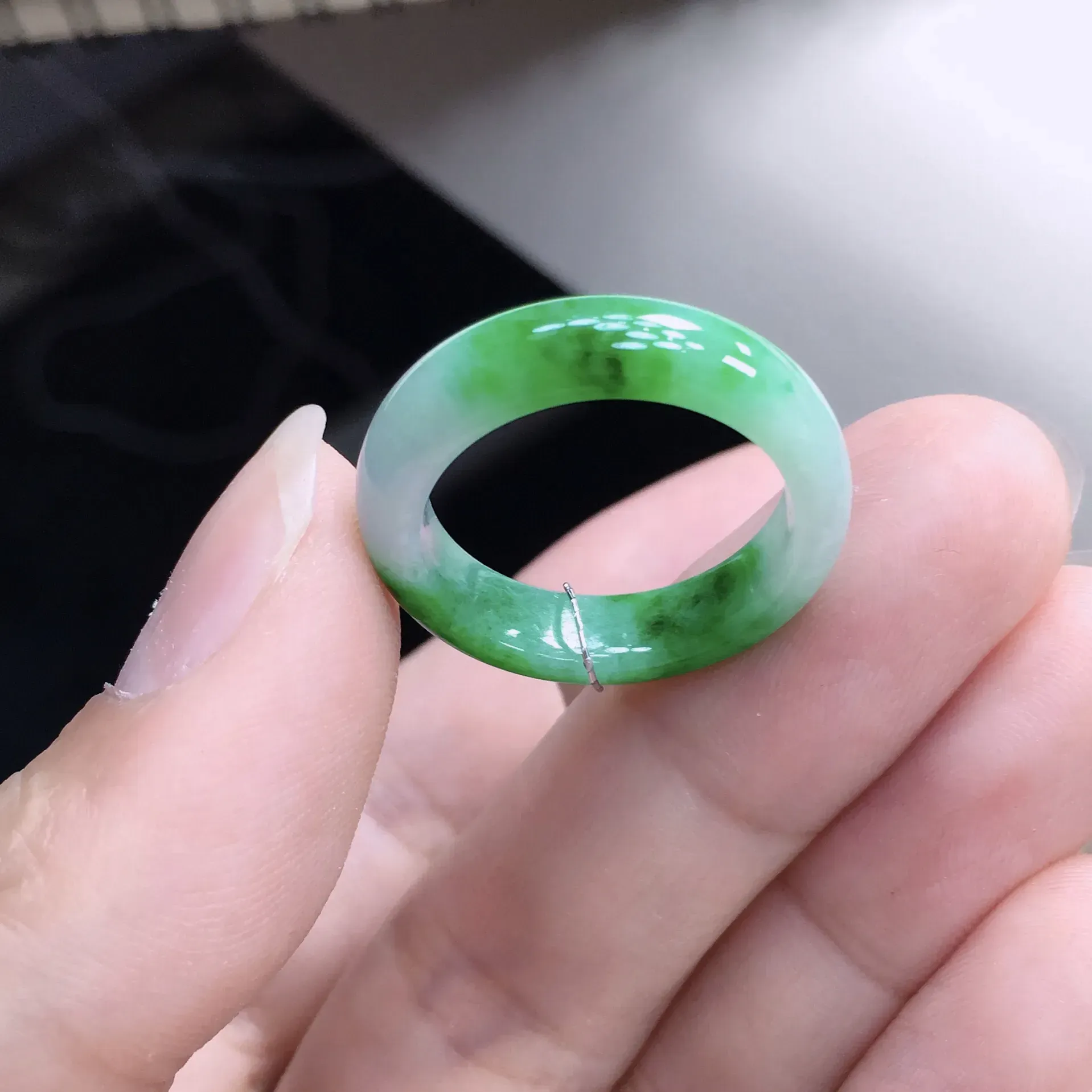 天然A货翡翠 莹润飘阳绿戒指，圈口18.5mm，玉质细腻，色泽漂亮，佩戴效果迷人！尺寸18.5*5.6*3.6mm