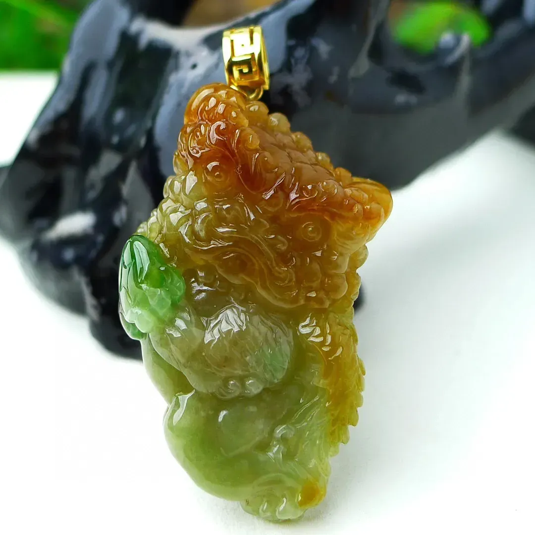 缅甸天然翡翠A货，精美水润，18K金扣镶嵌 双彩黄加绿貔貅吊坠，老坑三彩料子，玉质细腻，形态立体，俏色巧雕，尺寸：42*23*10mm   1292