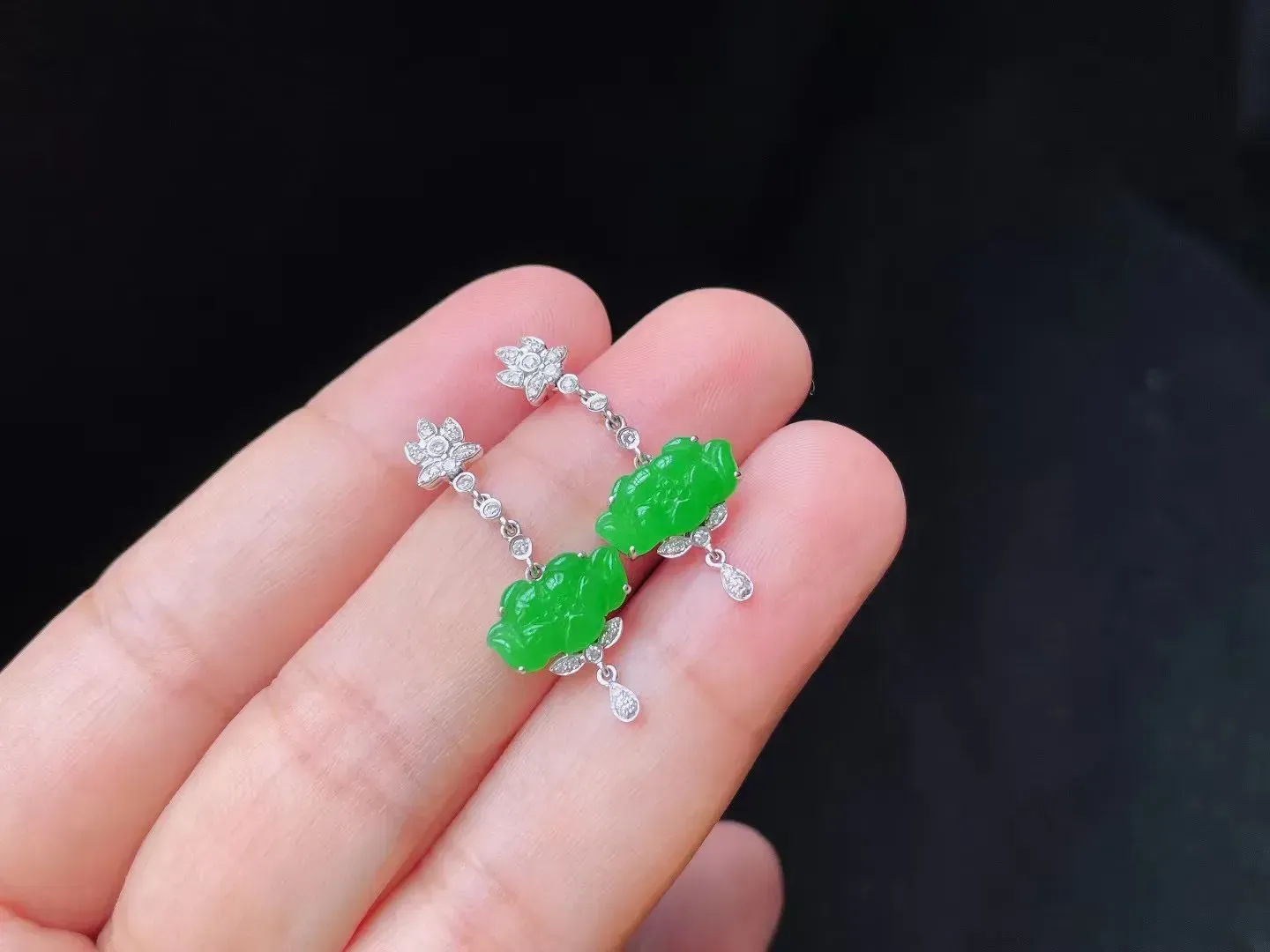 【限时特惠】18K满色阳绿·莲花耳坠
 
尺寸 整28/11.7-2.4