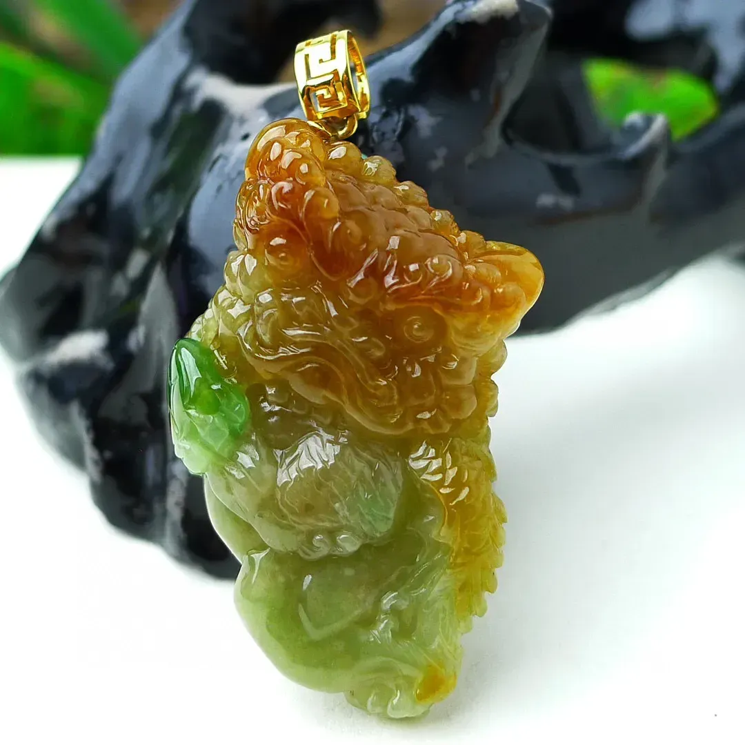 缅甸天然翡翠A货，精美水润，18K金扣镶嵌 双彩黄加绿貔貅吊坠，老坑三彩料子，玉质细腻，形态立体，俏色巧雕，尺寸：42*23*10mm   1292