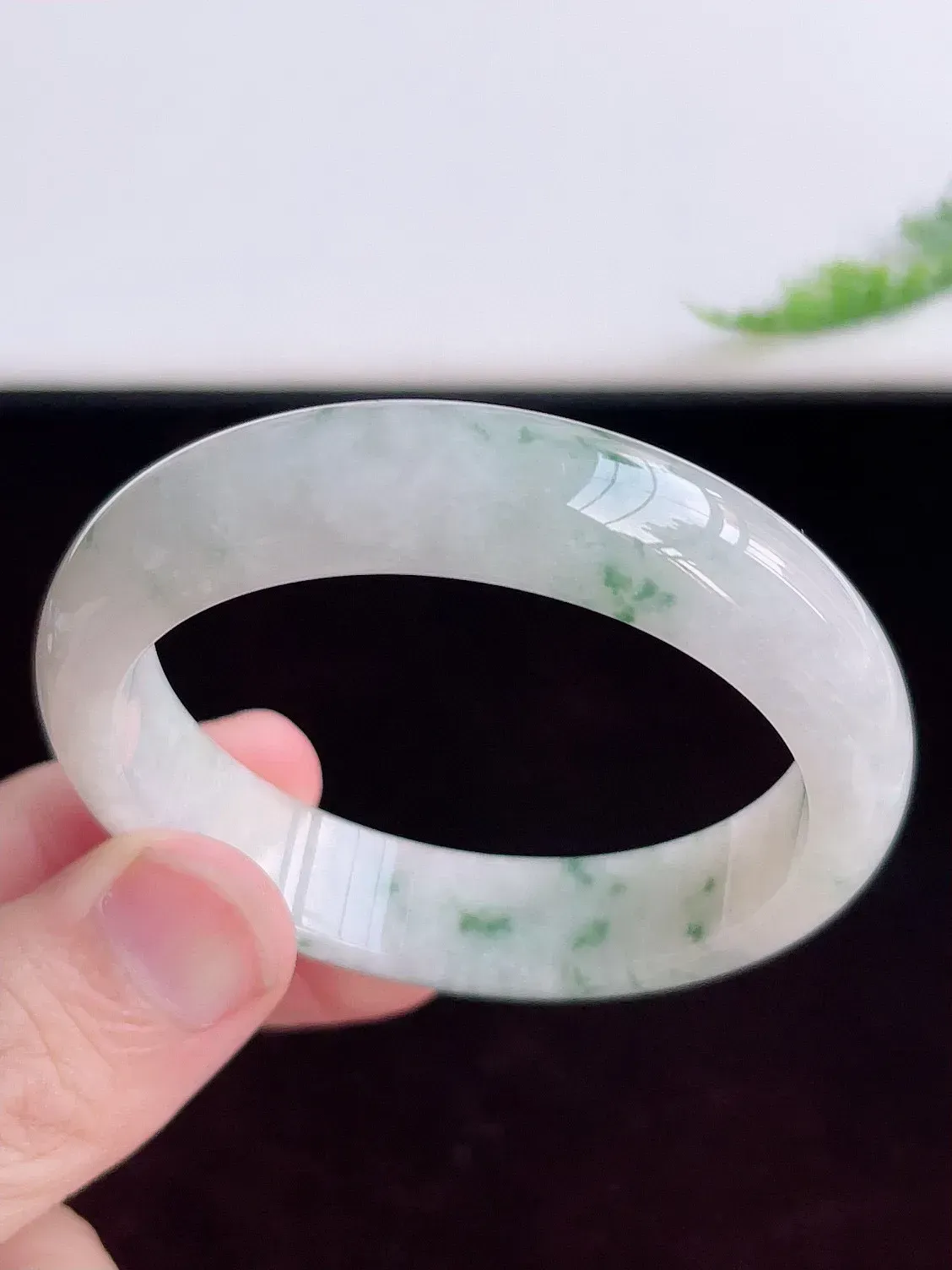自然光实拍！54mm老坑胶感飘花宽边手镯 种水足 玉质细腻莹润，胶感足 花式飘逸灵动 镯形厚装大气  ，佩戴清秀！W34.21  尺寸:54-13-7.3mm