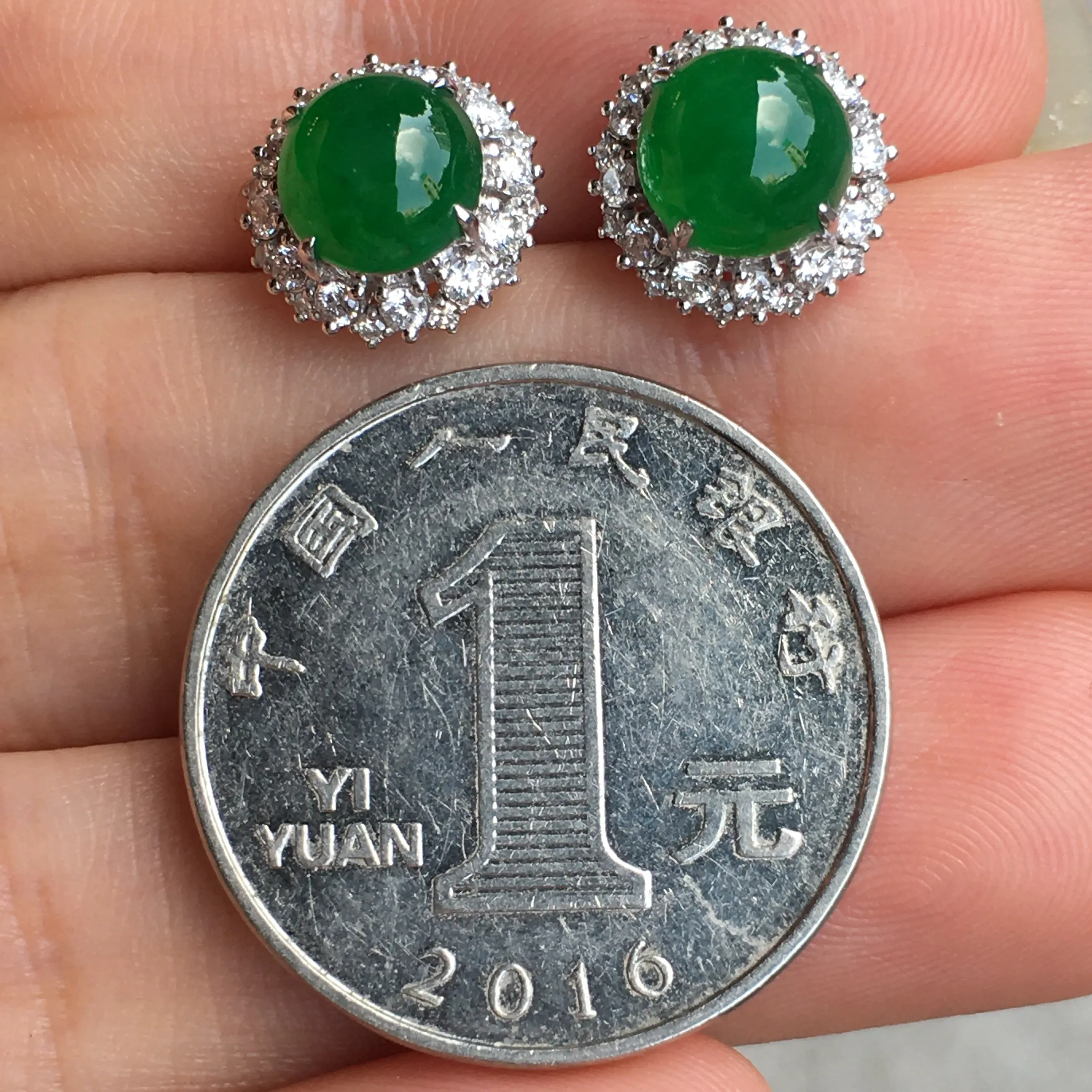 【限时特惠】一对阳绿蛋面耳钉，水足盈溢，色阳明媚，
光感好，饱满水灵，精致又百搭！18k金豪
华镶嵌