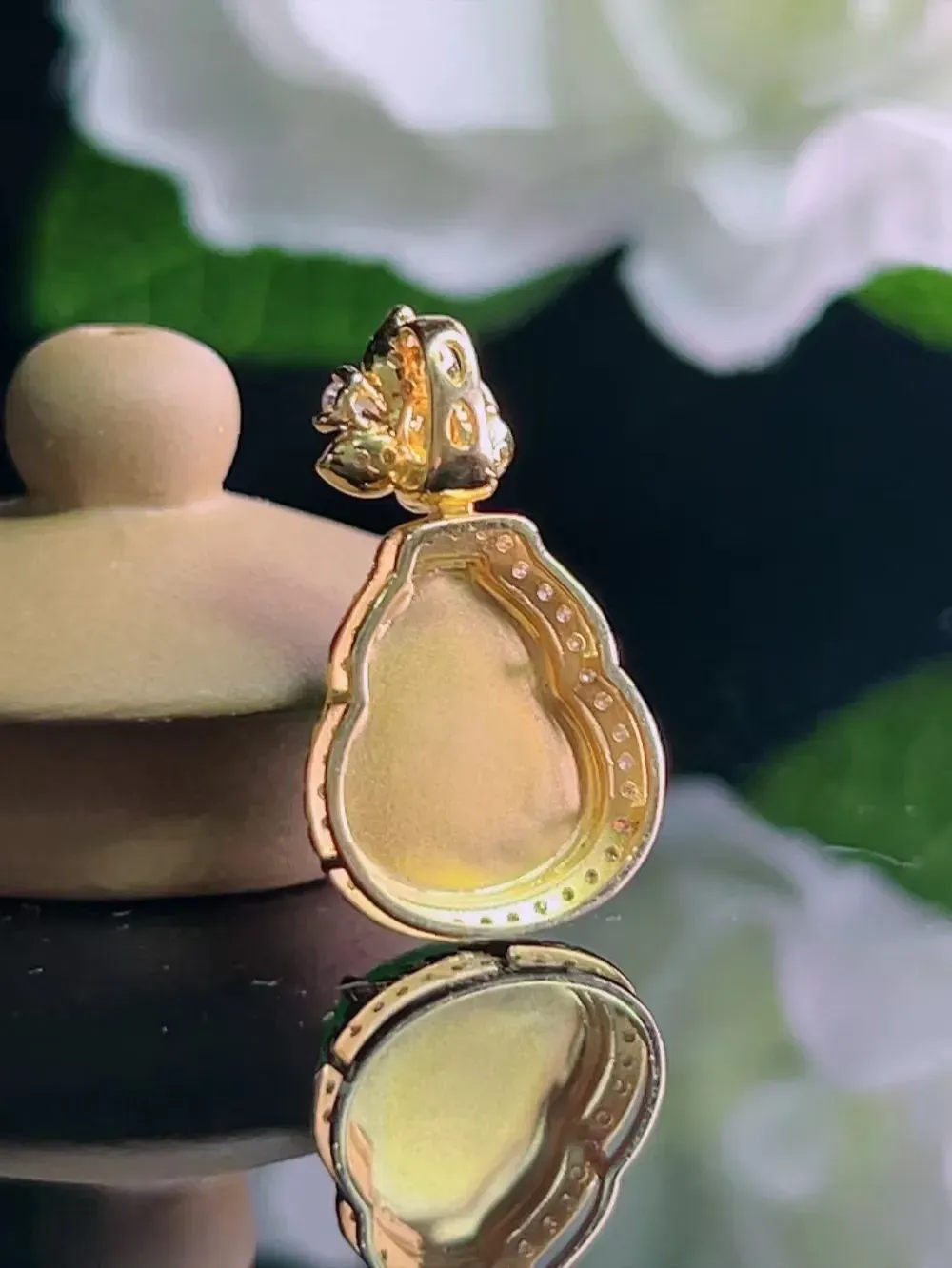 （珍藏精品）缅甸天然A货翡翠，
满绿葫芦吊坠，18K金镶嵌，裸石尺寸 11/9.5/6.8  ，厚度含金，整体尺寸 21/12/6.8