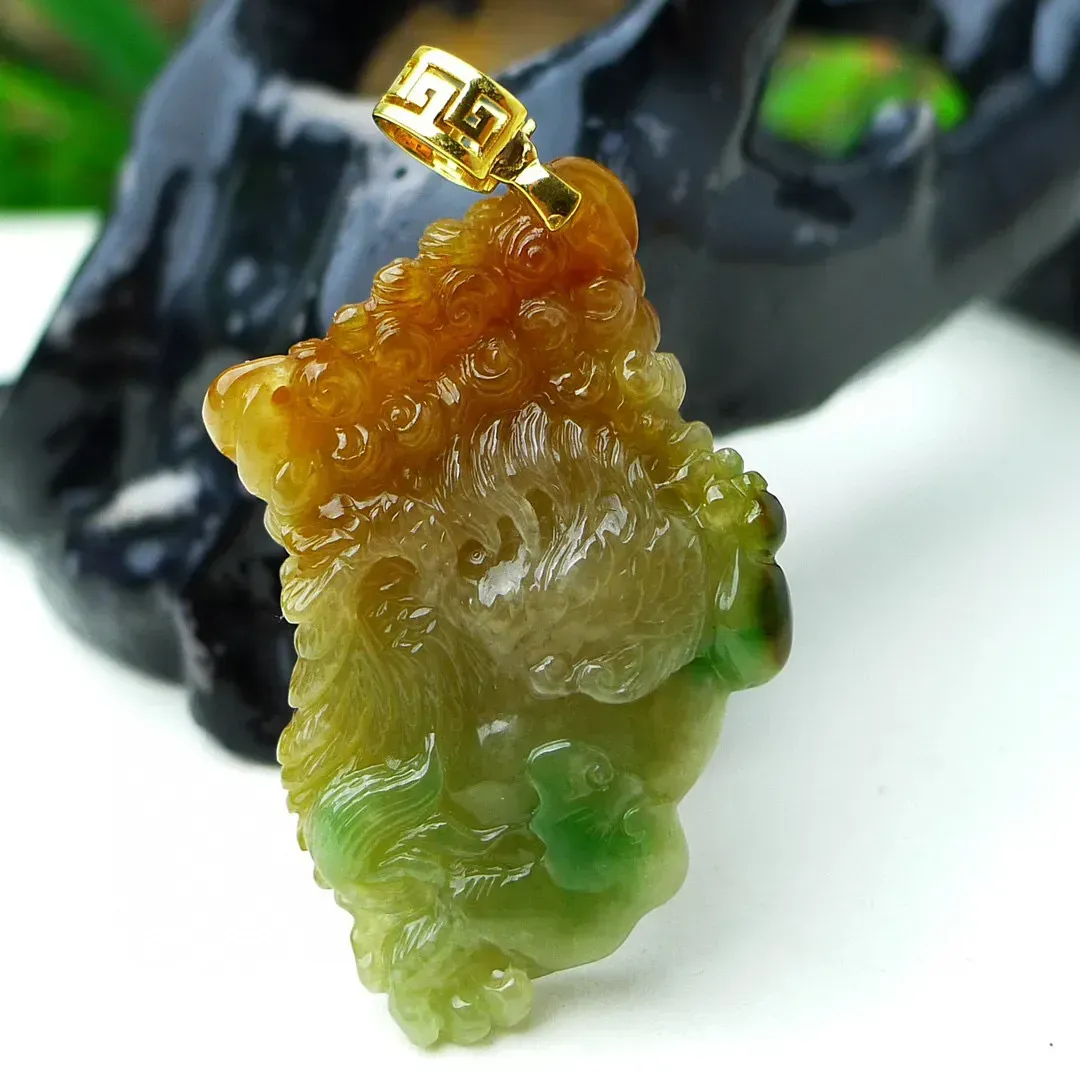 缅甸天然翡翠A货，精美水润，18K金扣镶嵌 双彩黄加绿貔貅吊坠，老坑三彩料子，玉质细腻，形态立体，俏色巧雕，尺寸：42*23*10mm   1292