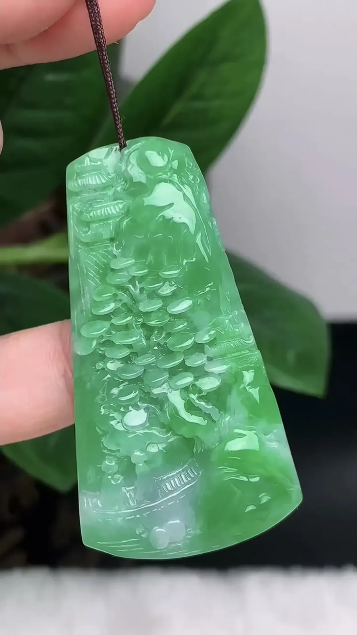 天然A货翡翠 老坑料起胶冰润满绿意境山水牌吊坠 玉质细腻 种老水头足 佩带效果佳 尺寸：52.5*27.9*7.3mm   y19.48