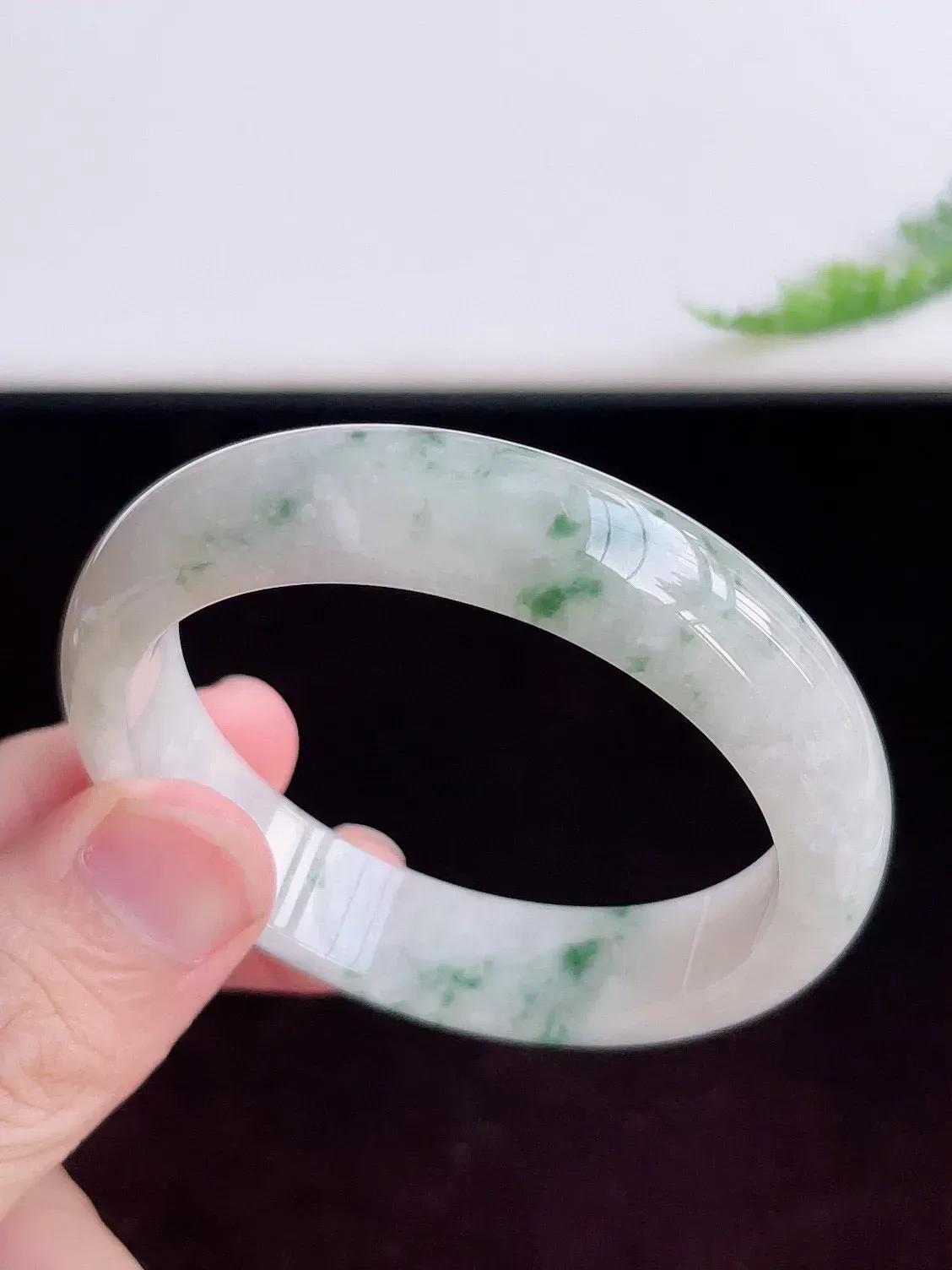 自然光实拍！54mm老坑胶感飘花宽边手镯 种水足 玉质细腻莹润，胶感足 花式飘逸灵动 镯形厚装大气  ，佩戴清秀！W34.21  尺寸:54-13-7.3mm